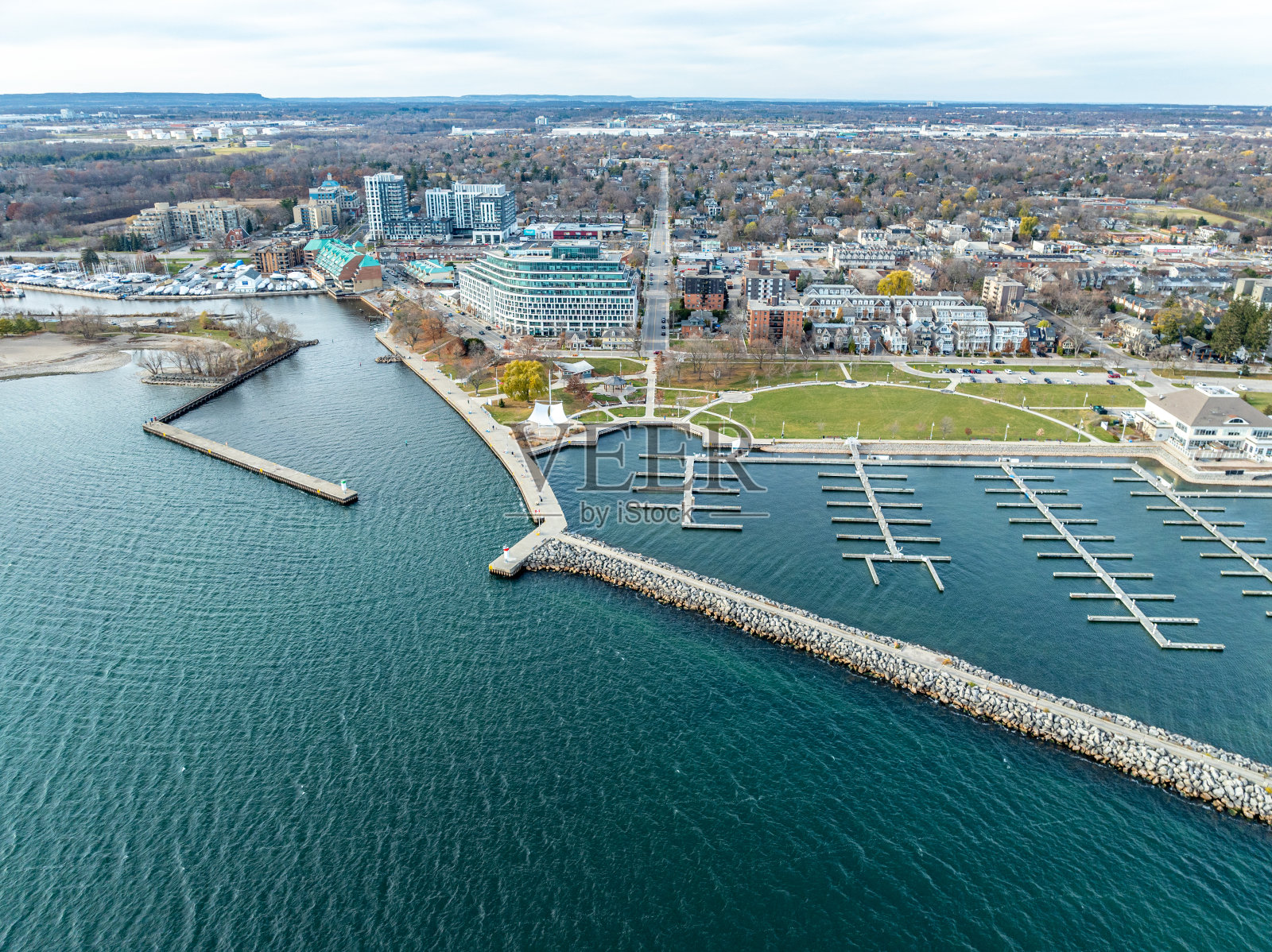 空中勃朗特海滩公园和渔夫湾，奥克维尔，加拿大照片摄影图片