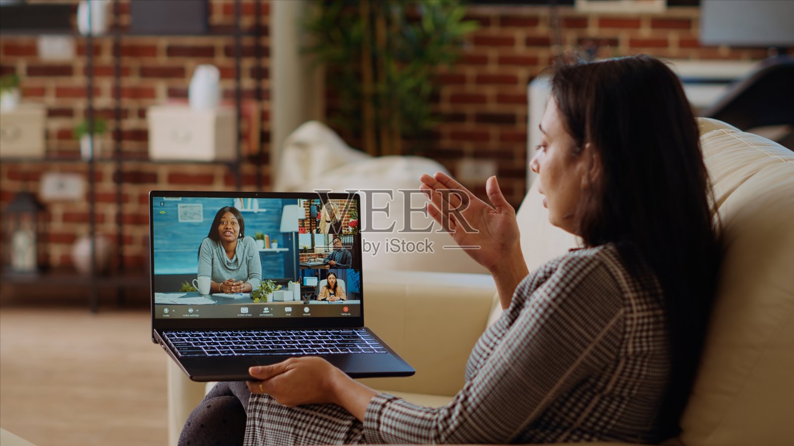 远程工作者在电话会议中发言，接收项目任务反馈照片摄影图片