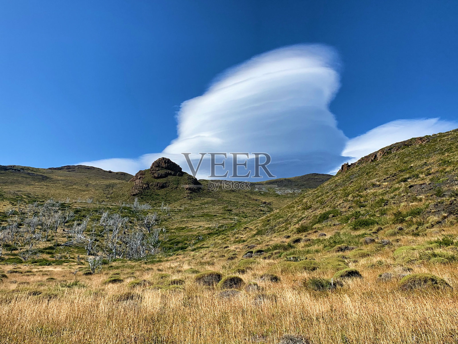 智利巴塔哥尼亚托里斯德尔潘恩国家公园的巨大荚状云照片摄影图片