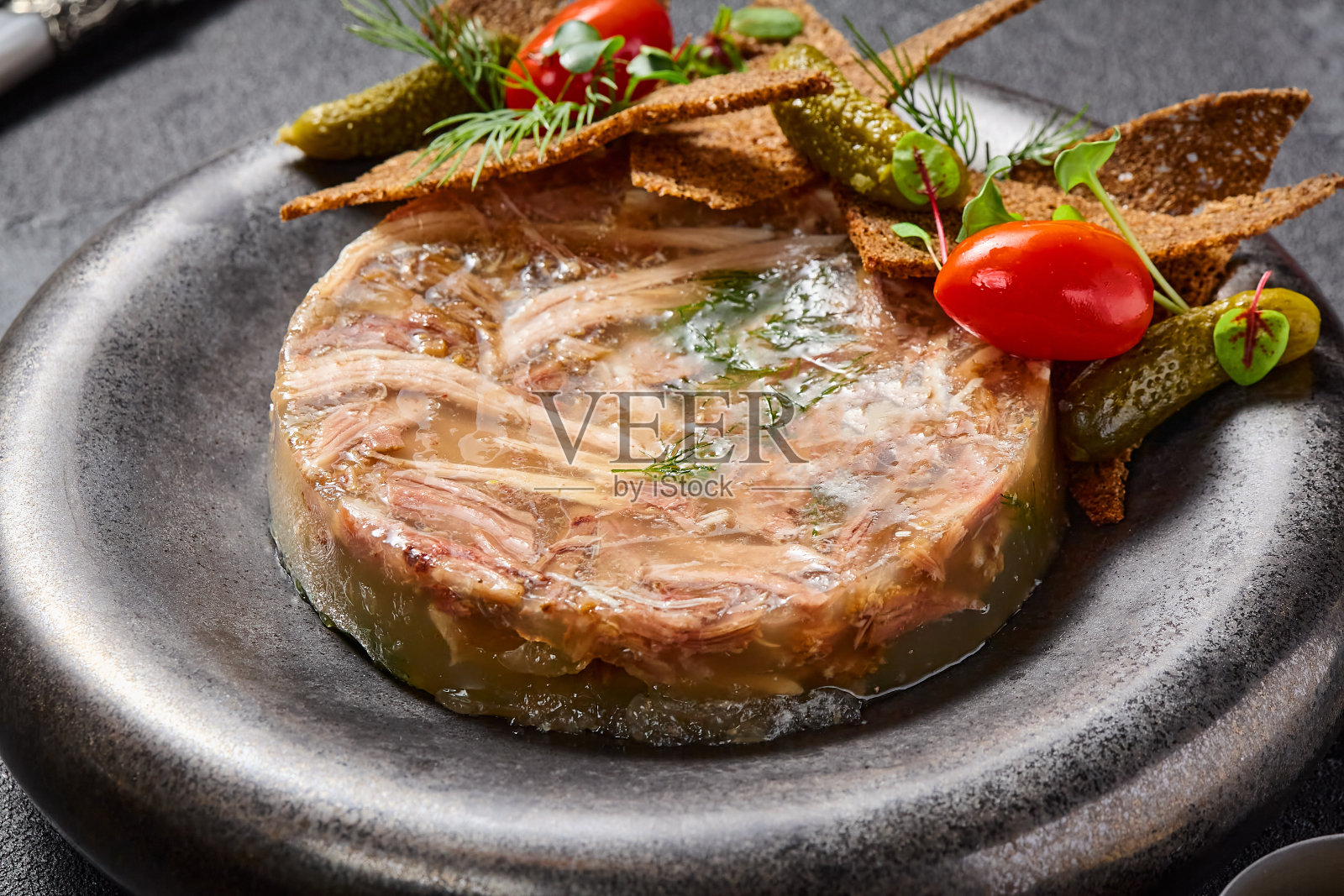 美味的黑麦薯片，咸菜，芥末和辣根，丰富的质地和味道的交响乐照片摄影图片