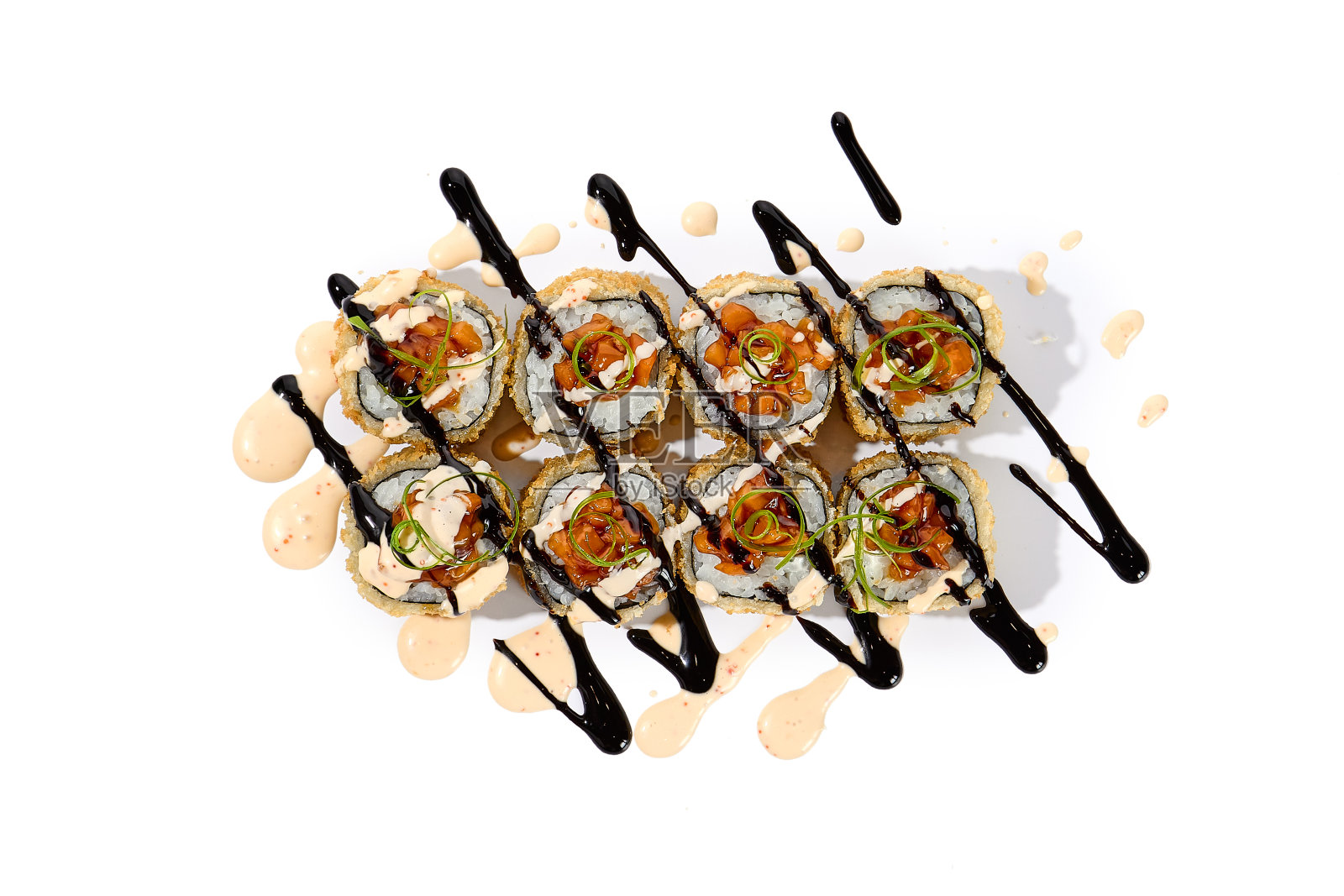 天妇罗寿司卷与鲑鱼鞑靼和双重酱汁在一个白色的背景照片摄影图片