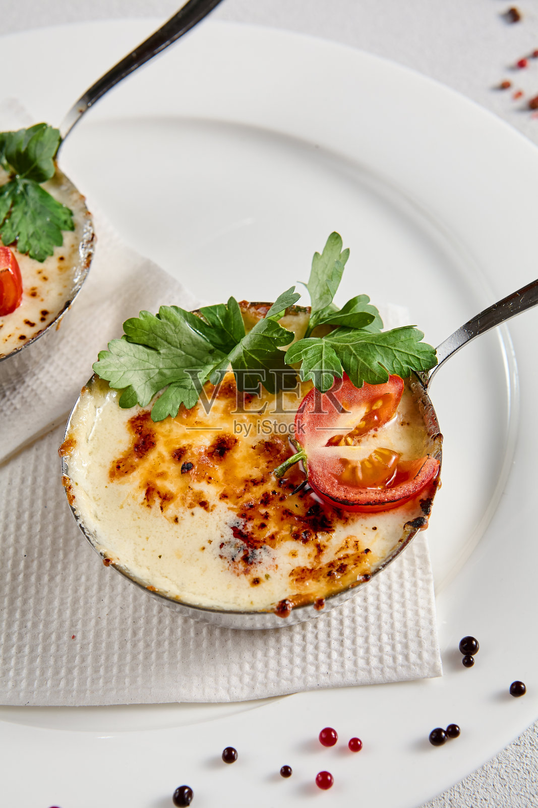 白色盘子里装着美味的奶酪和蘑菇丝，优雅地上菜，上面有俯瞰和复制菜单和烹饪指南的空间照片摄影图片