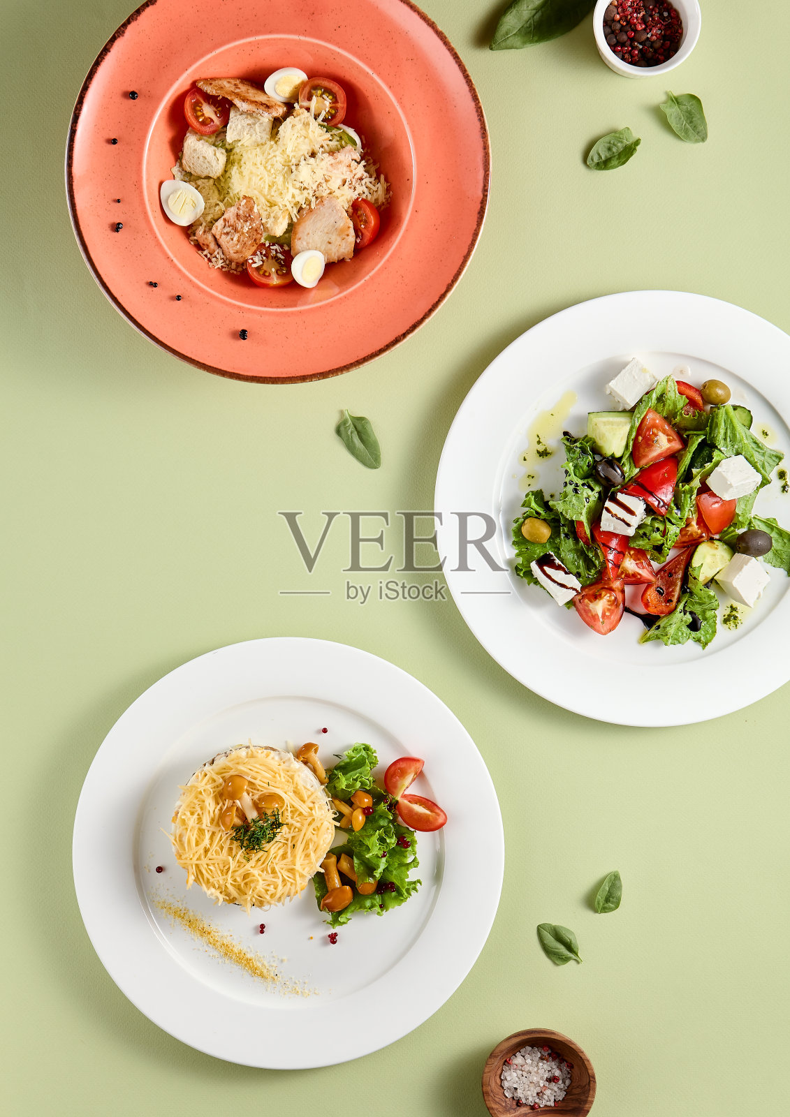 俯视图什锦沙拉拼盘与希腊，森林，和凯撒沙拉。照片摄影图片