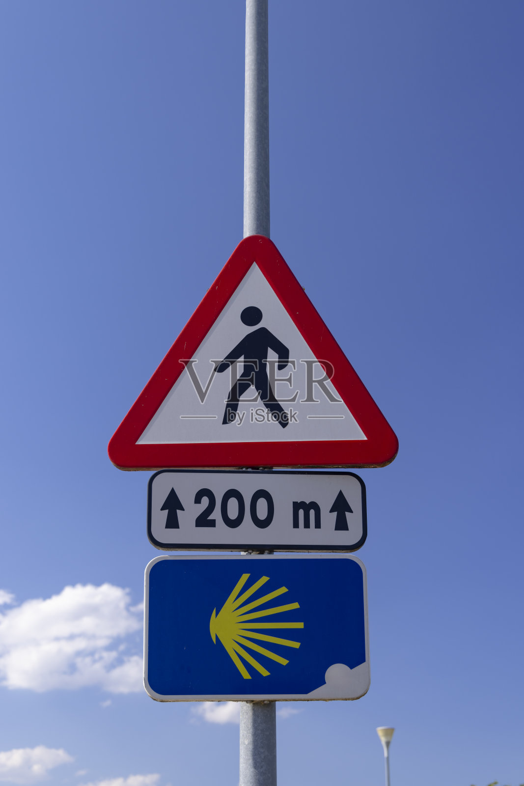 路标图腾与黄色贝壳，引导朝圣者沿着圣地亚哥之路照片摄影图片