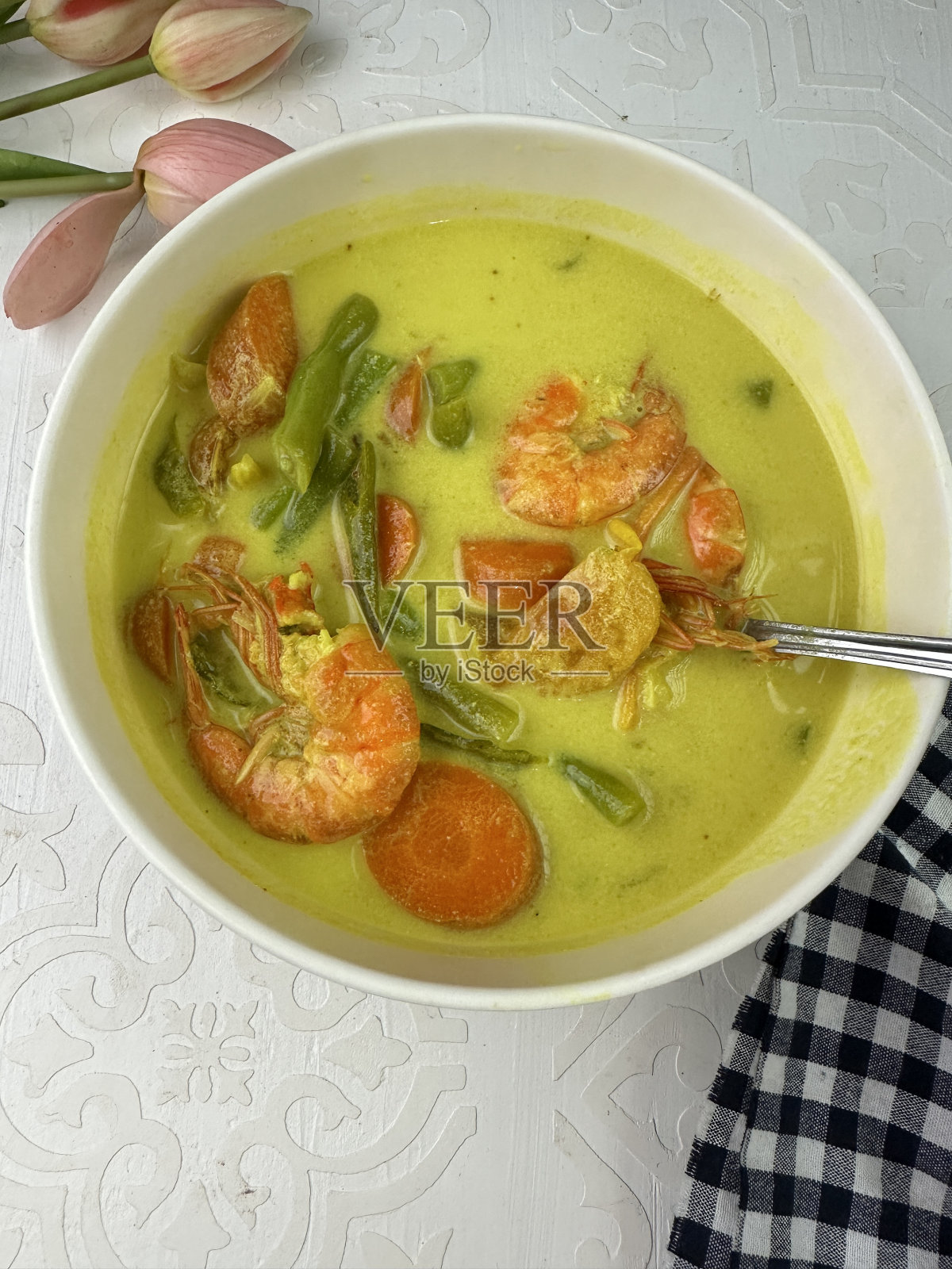 Udang Masak Lemak Nenas，虾和菠萝椰子咖喱，它充满了香料的味道和香气，以及虾和菠萝的甜味。在斋戒月最受欢迎。照片摄影图片