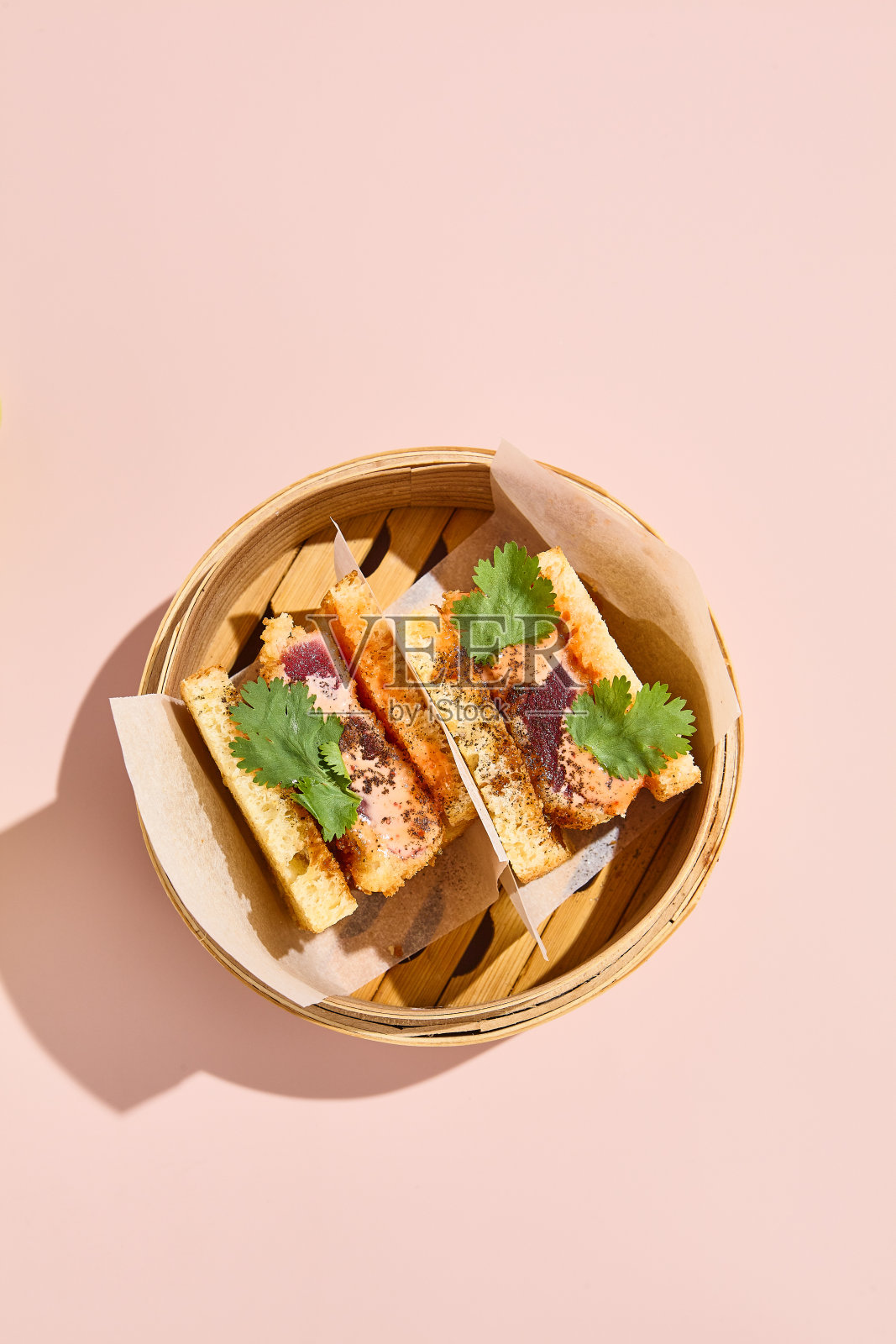 亚洲山都三明治配金枪鱼蒸笼，柔和的色调与超现实的春夏花朵照片摄影图片