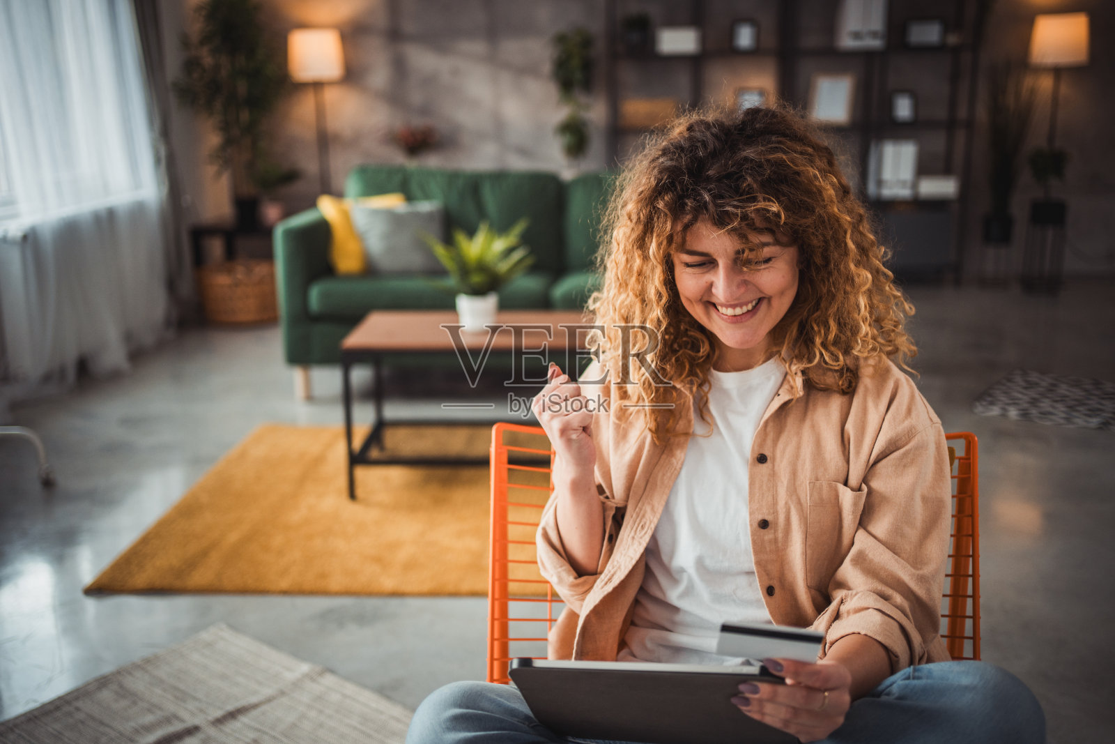 一位年轻女子通过电子银行查询她的银行账户照片摄影图片