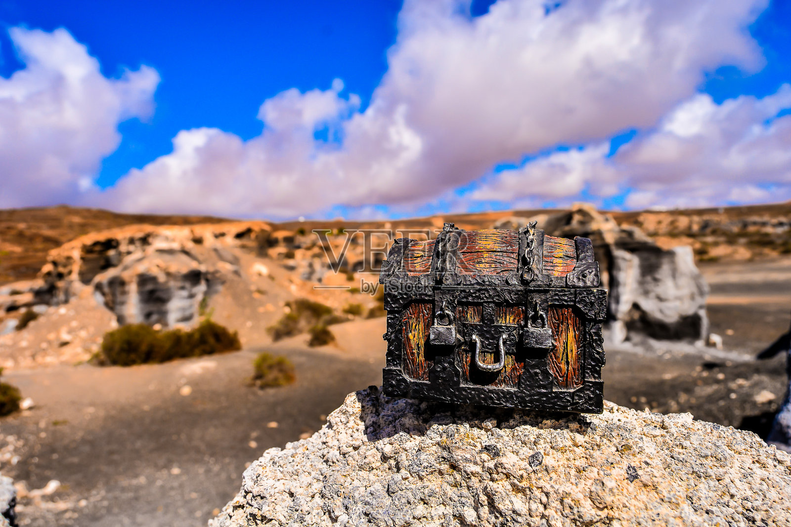 干燥沙漠中的物体照片摄影图片