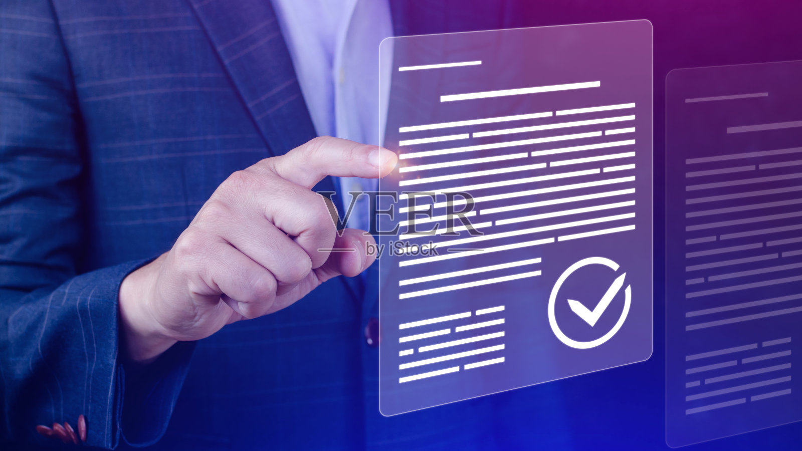 无纸化办公理念，电子签名，电子签名，文档管理系统(DMS)。商人在虚拟屏幕上的数字文件上签署电子文件。照片摄影图片