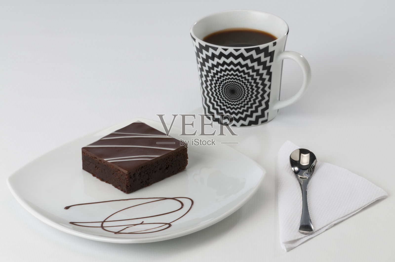 巧克力布朗尼和一杯咖啡照片摄影图片