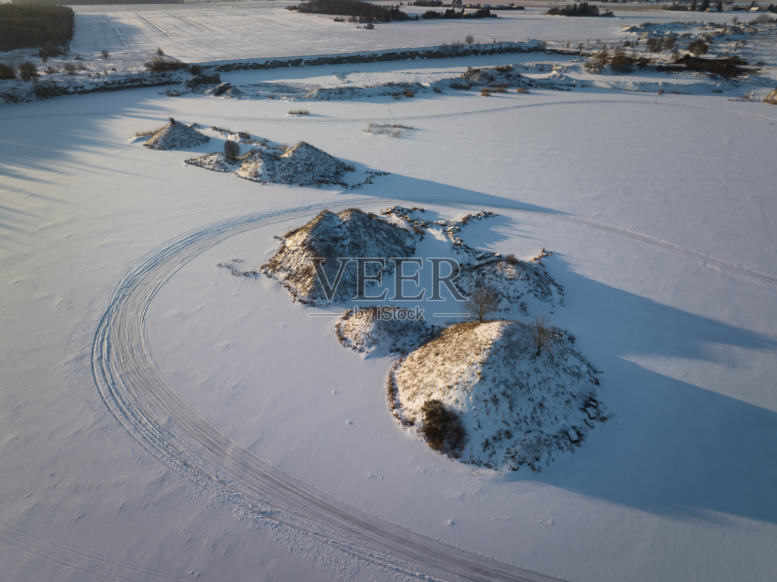 爱沙尼亚的自然风光，冰冻的湖泊和岛屿，无人机拍摄的照片。照片摄影图片