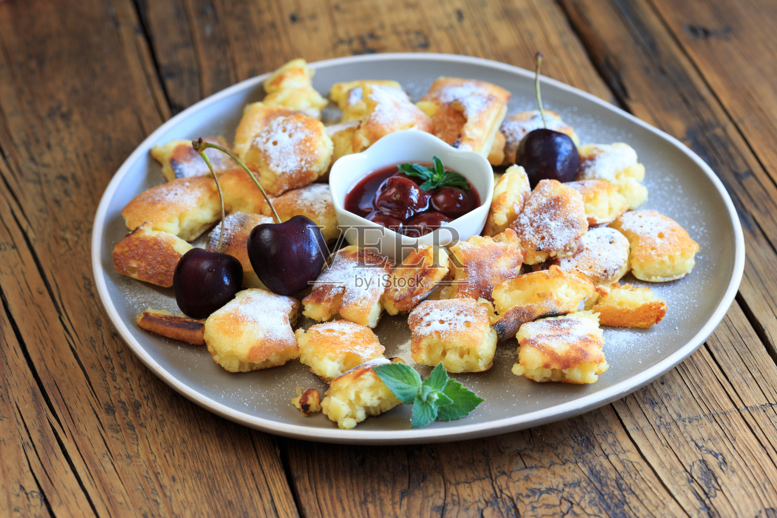 美味的凯撒干酪配樱桃照片摄影图片