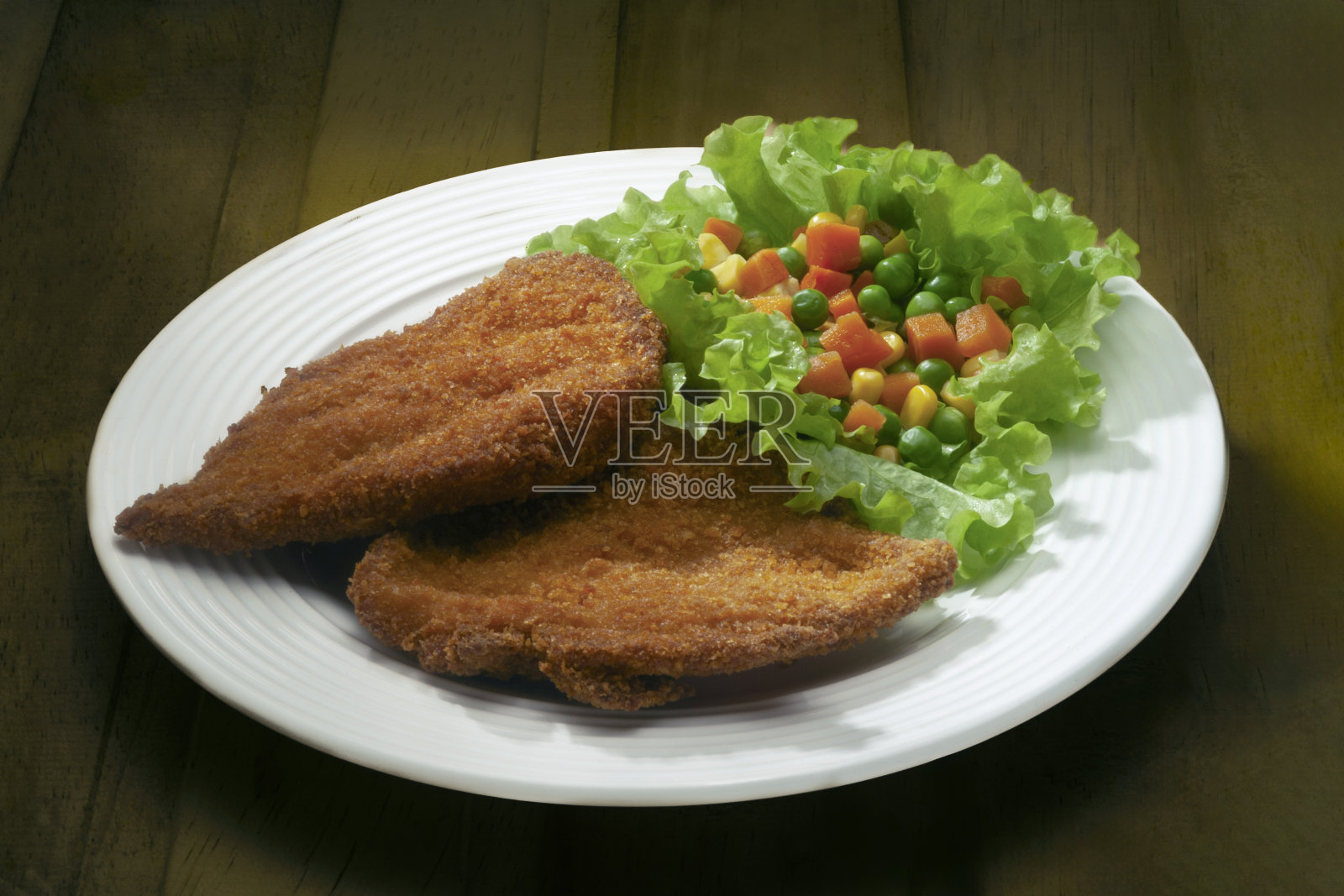 米兰鱼配蔬菜照片摄影图片