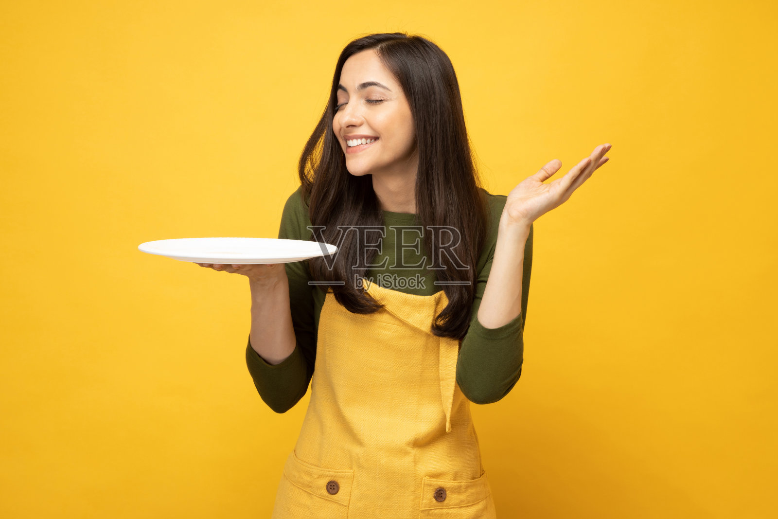 照片相当积极的年轻厨师在黄色围裙隔离黄色背景股票照片照片摄影图片