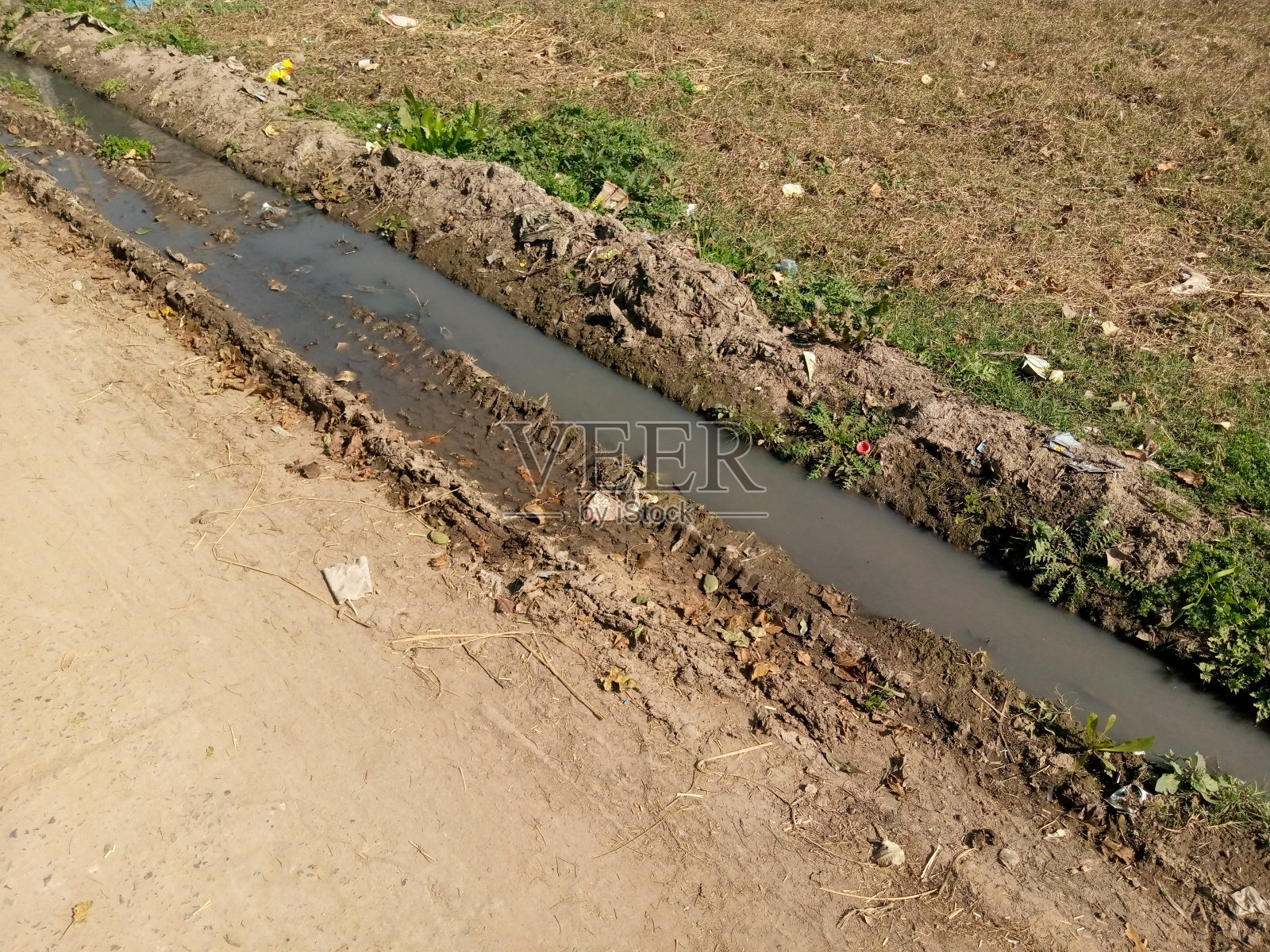 肮脏破碎的排水沟照片摄影图片