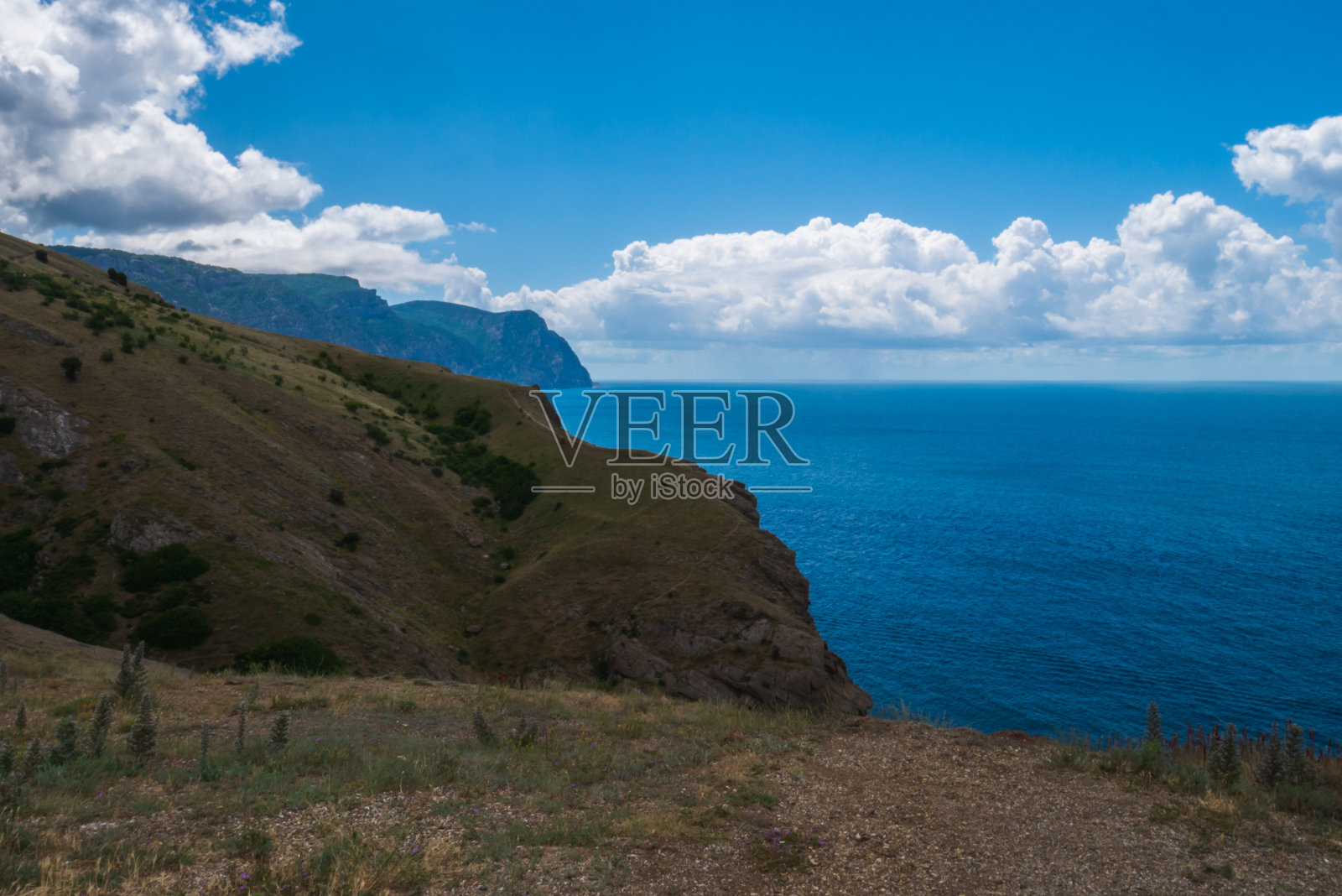 蓝蓝的海水，白色的波浪和石头的俯视图。照片摄影图片