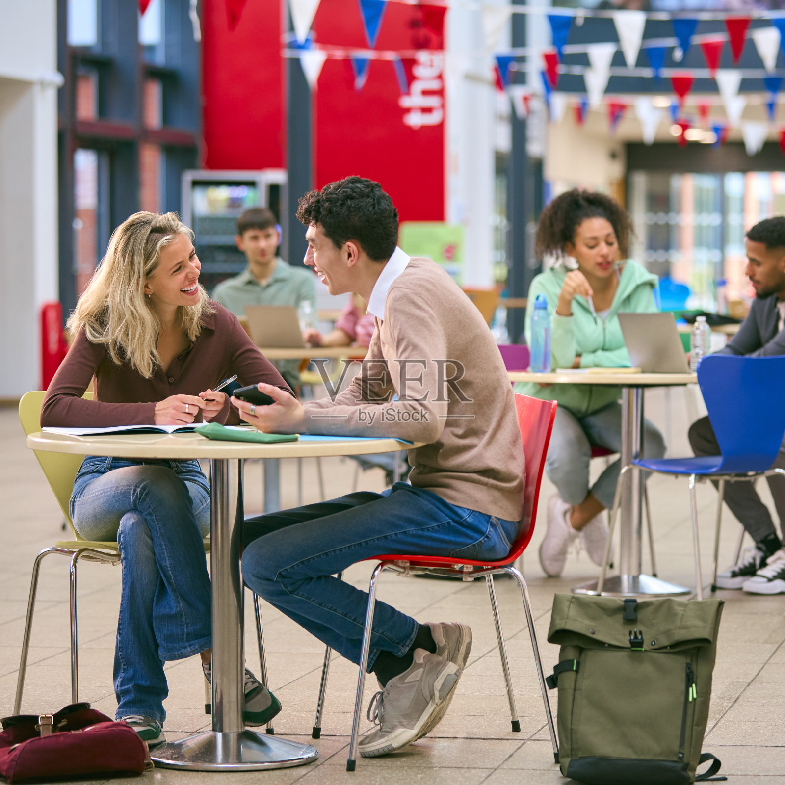 两名大学生在学习区一起使用手机照片摄影图片