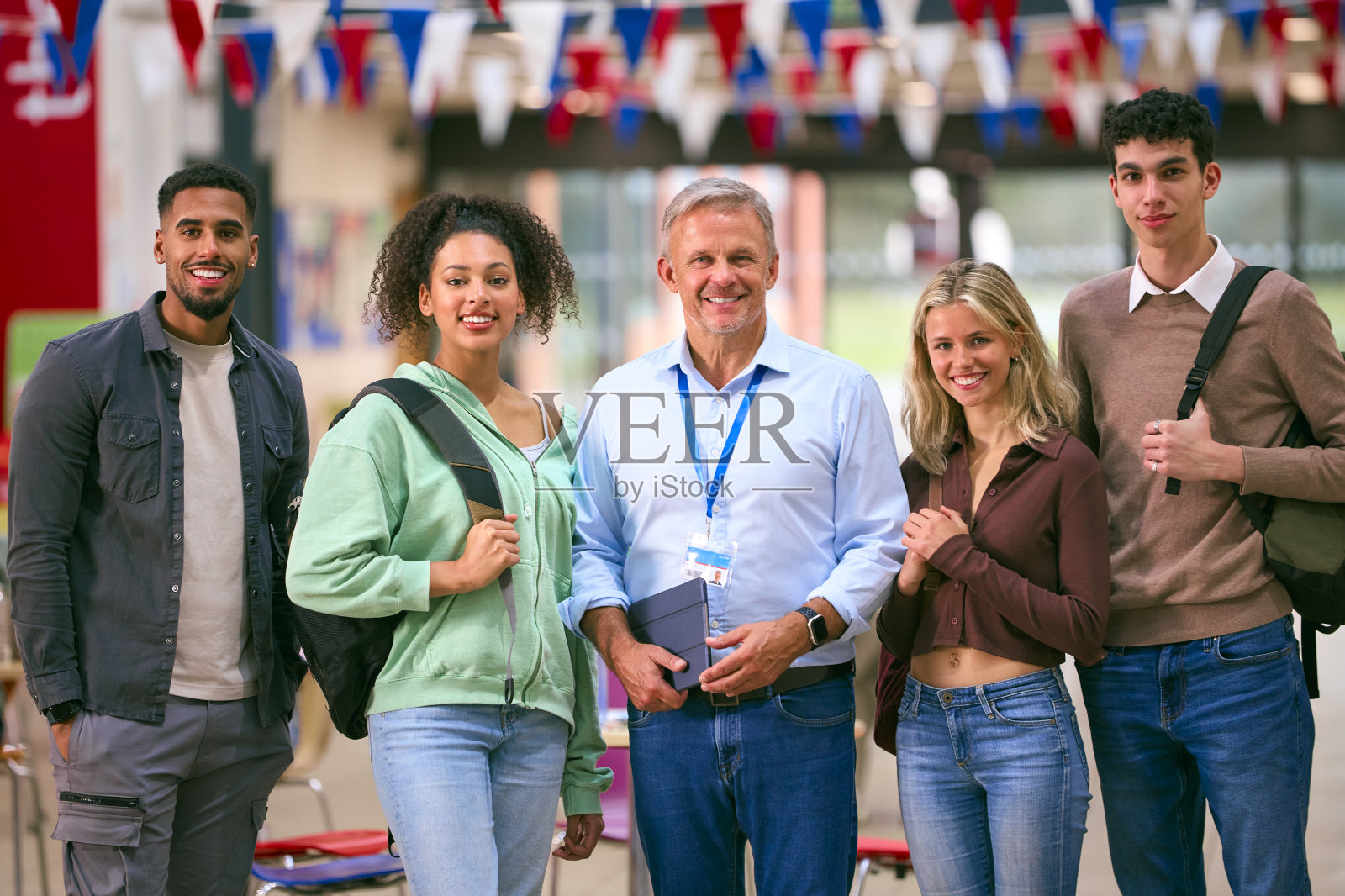 大学生与男老师在教学楼内的 портрет照片摄影图片