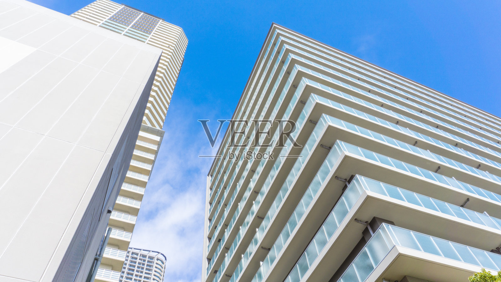 高层公寓的外观和清新的蓝天景色照片摄影图片