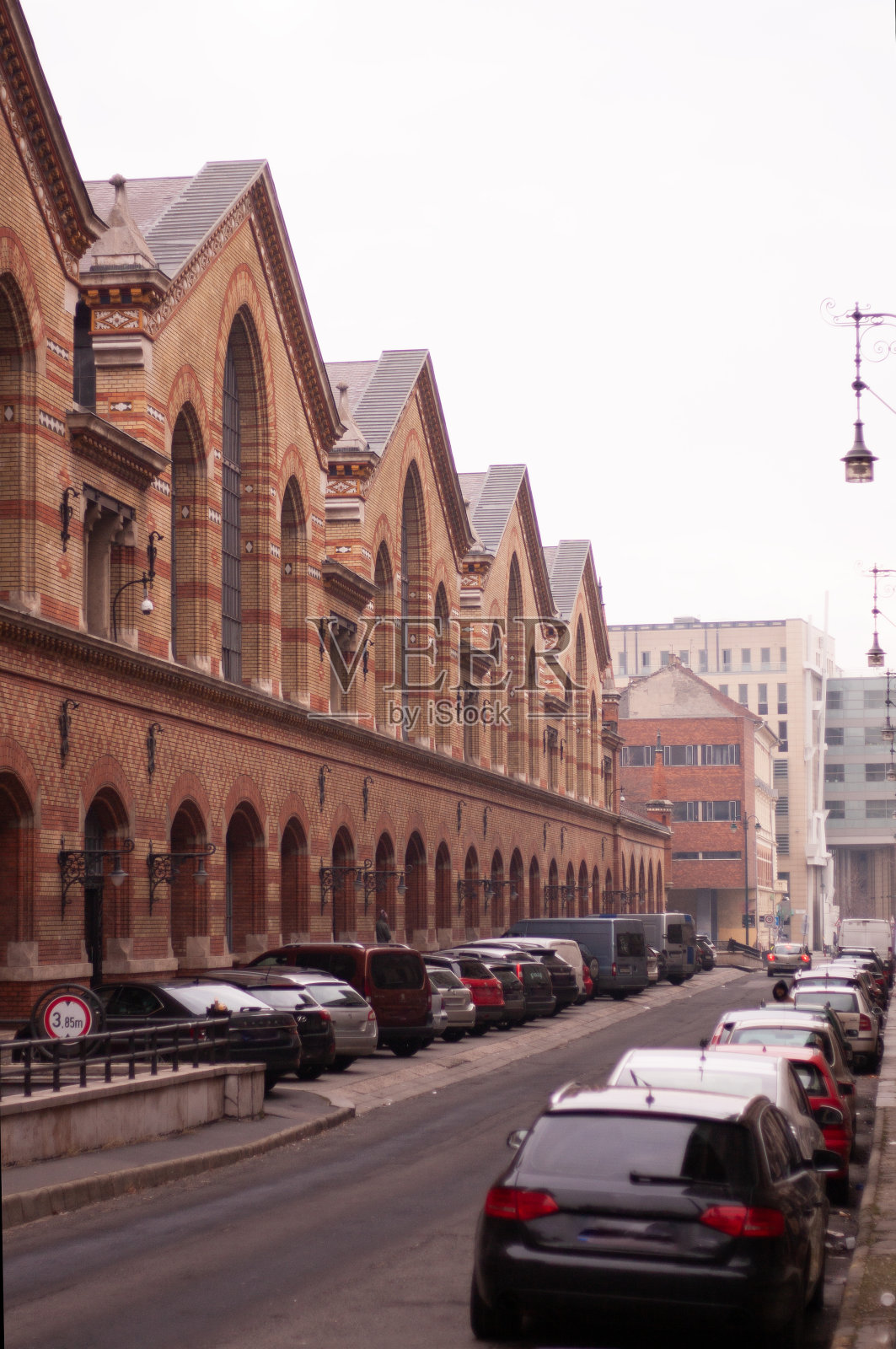 看到街道上的建筑物和汽车照片摄影图片