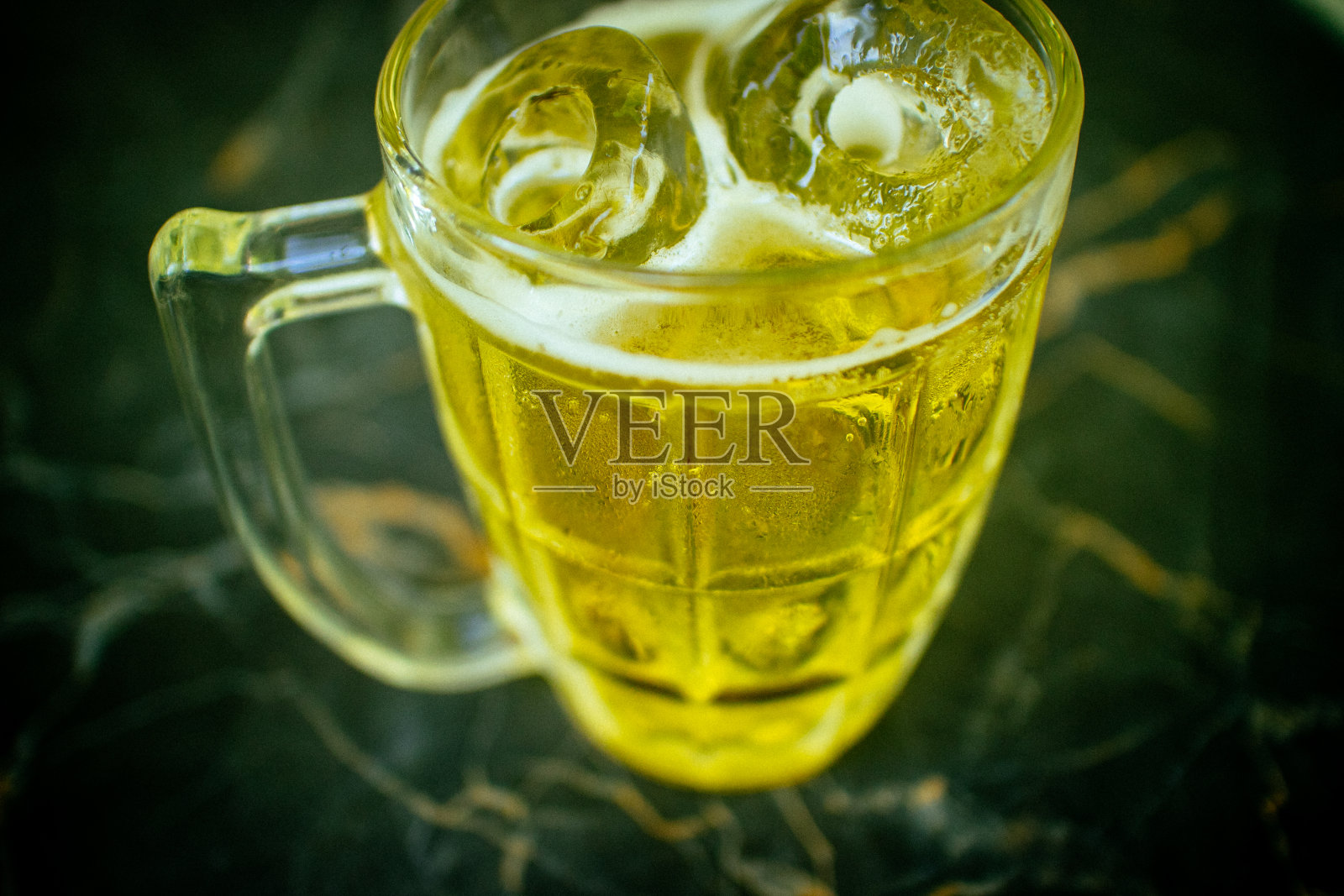 一杯冰啤酒照片摄影图片