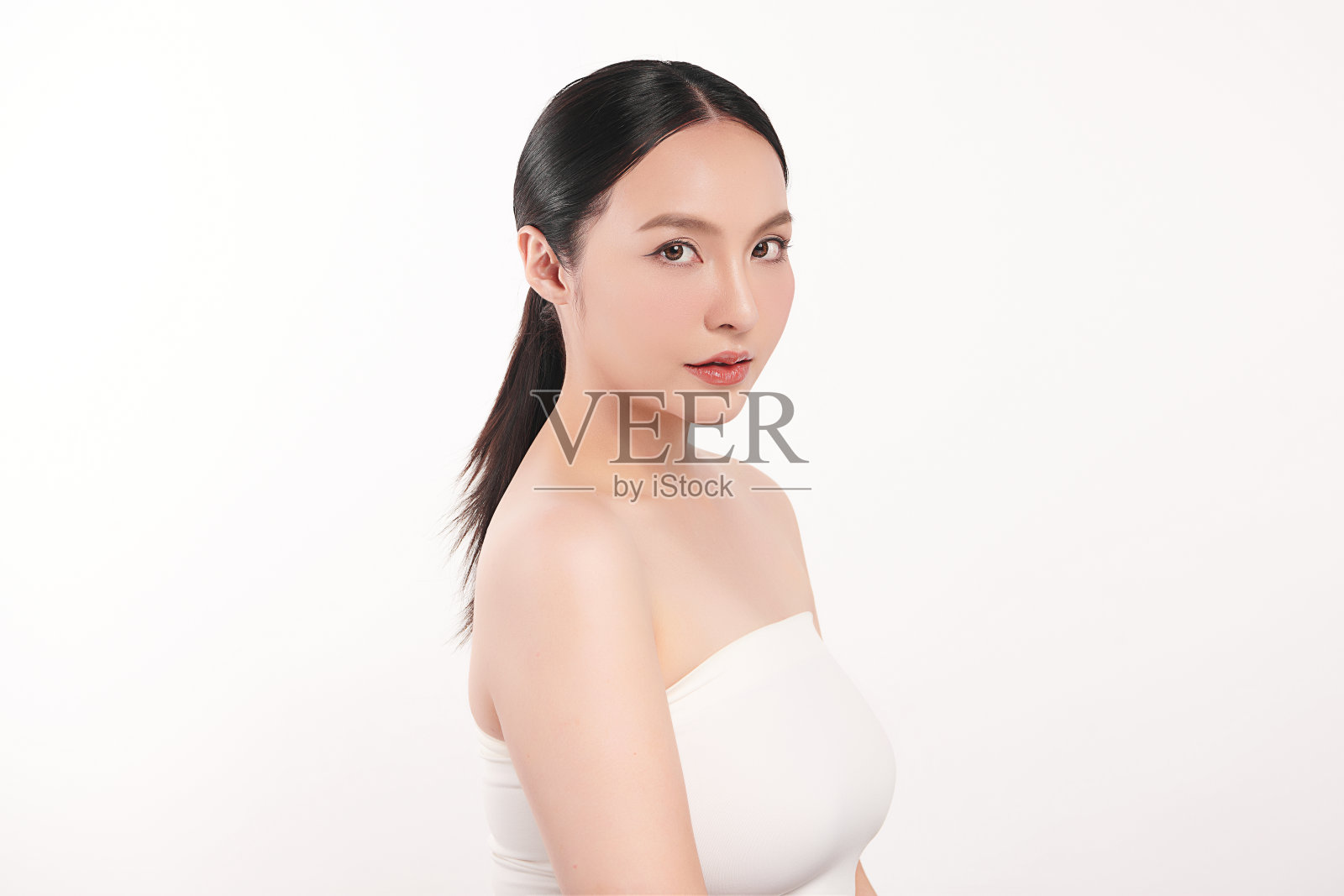 美丽年轻的亚洲女性，干净清新的皮肤在白色的背景，面部护理，面部护理，美容，美容和水疗，亚洲女性肖像。照片摄影图片