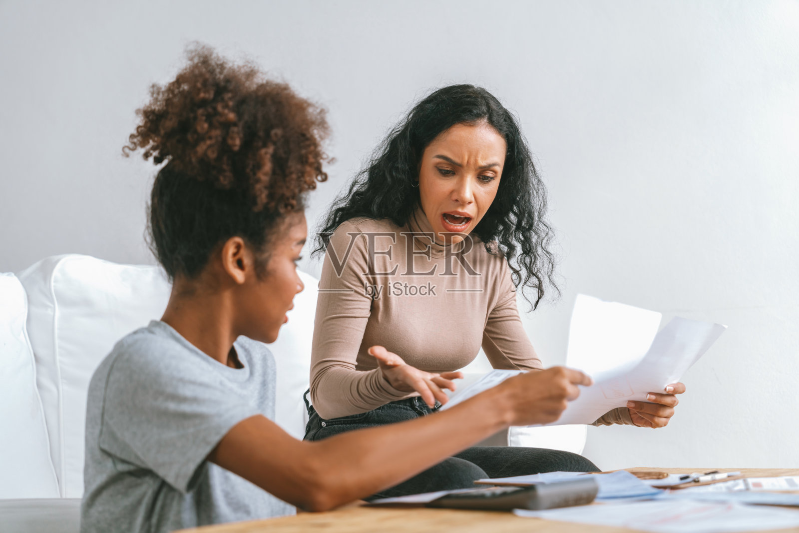 压力大的非洲妇女有经济问题，信用卡债务支付至关重要照片摄影图片