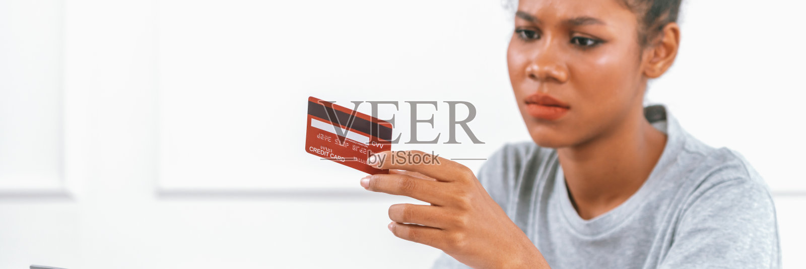 压力大的年轻女性有财务问题，信用卡债务支付至关重要照片摄影图片