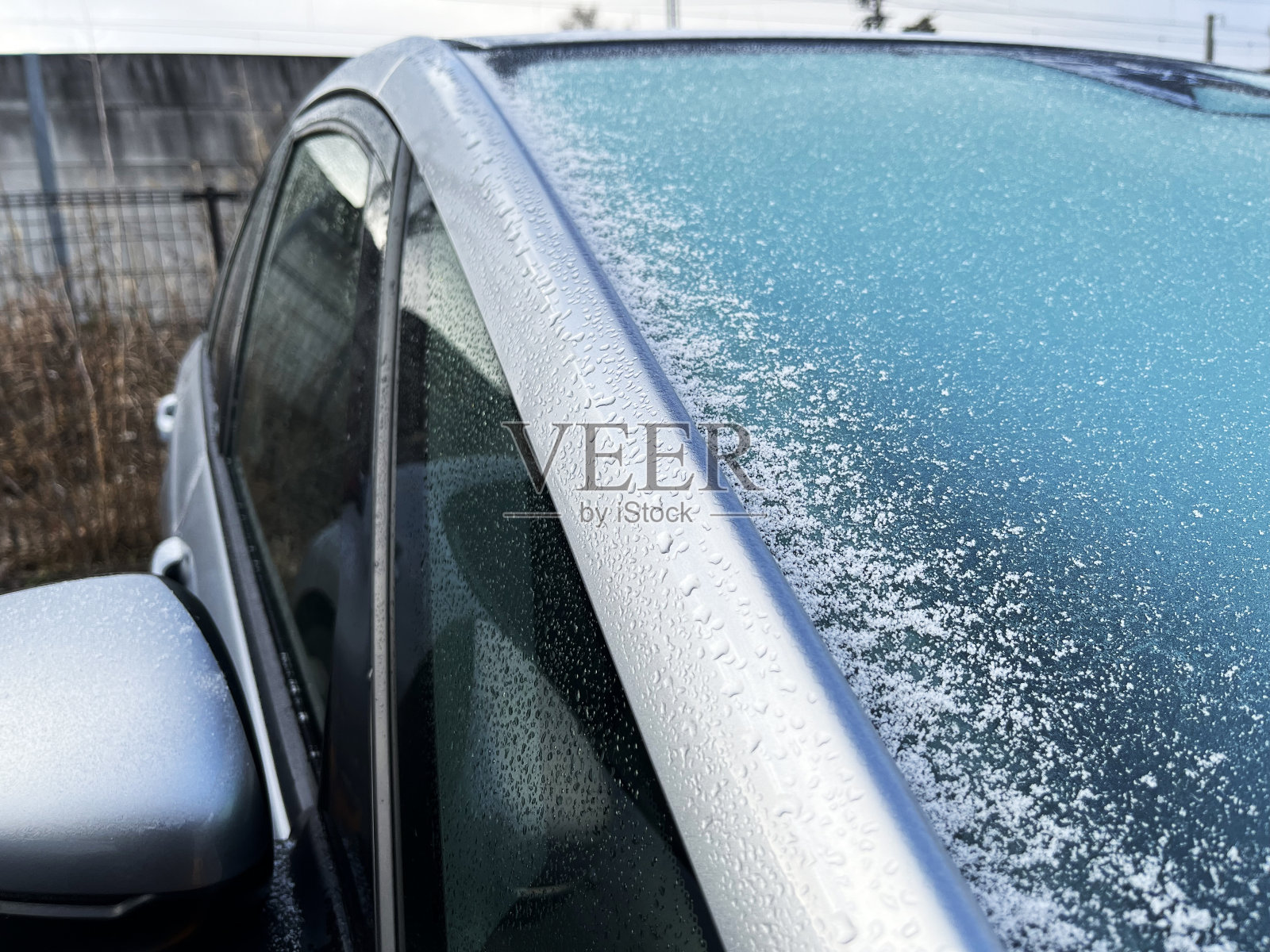 雪堆积在汽车上照片摄影图片