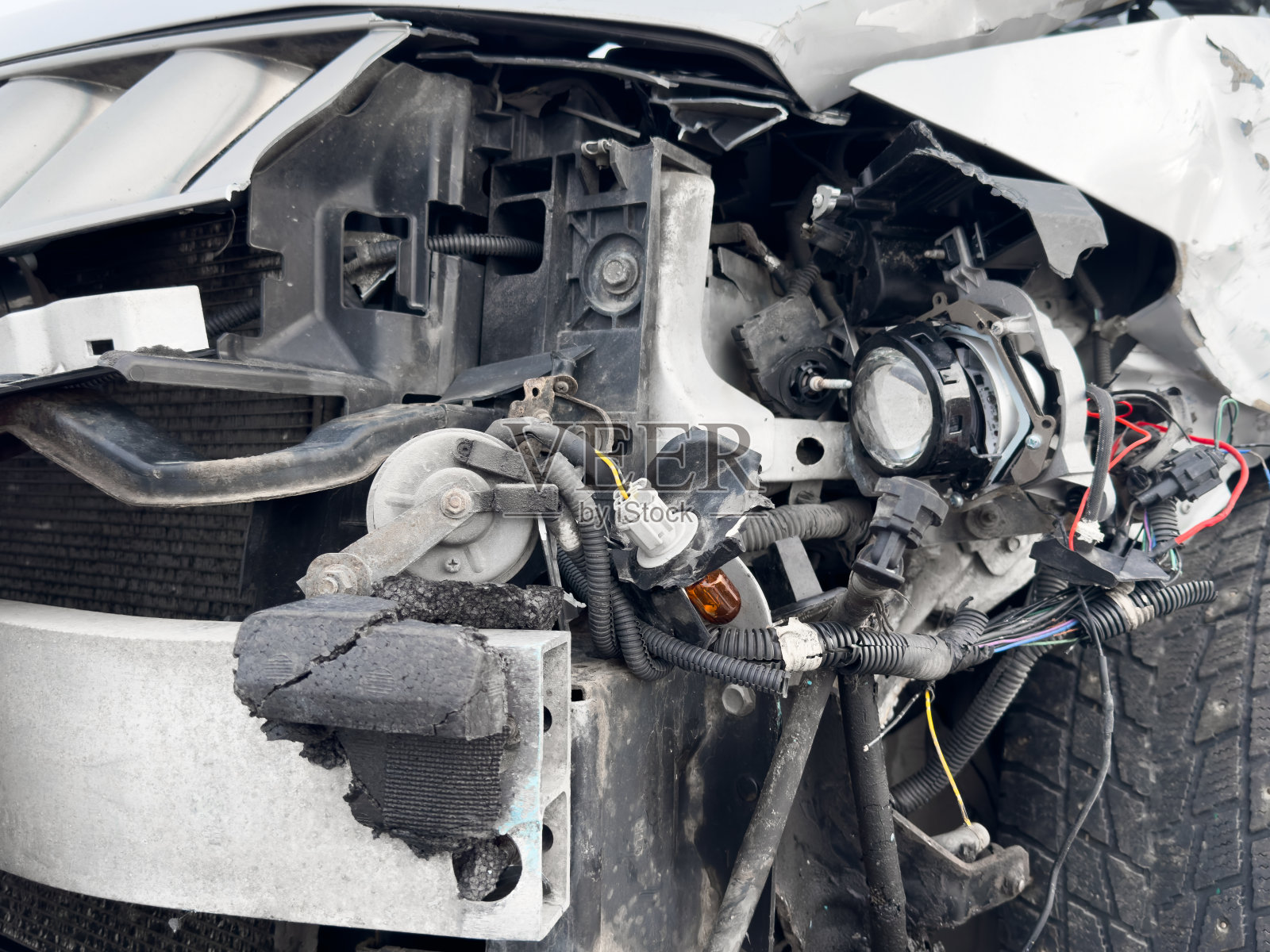 车祸。路上发生了车祸。街上发生车祸。损坏的汽车。汽车保险概念。车辆在路上因事故受到很大的损坏。照片摄影图片