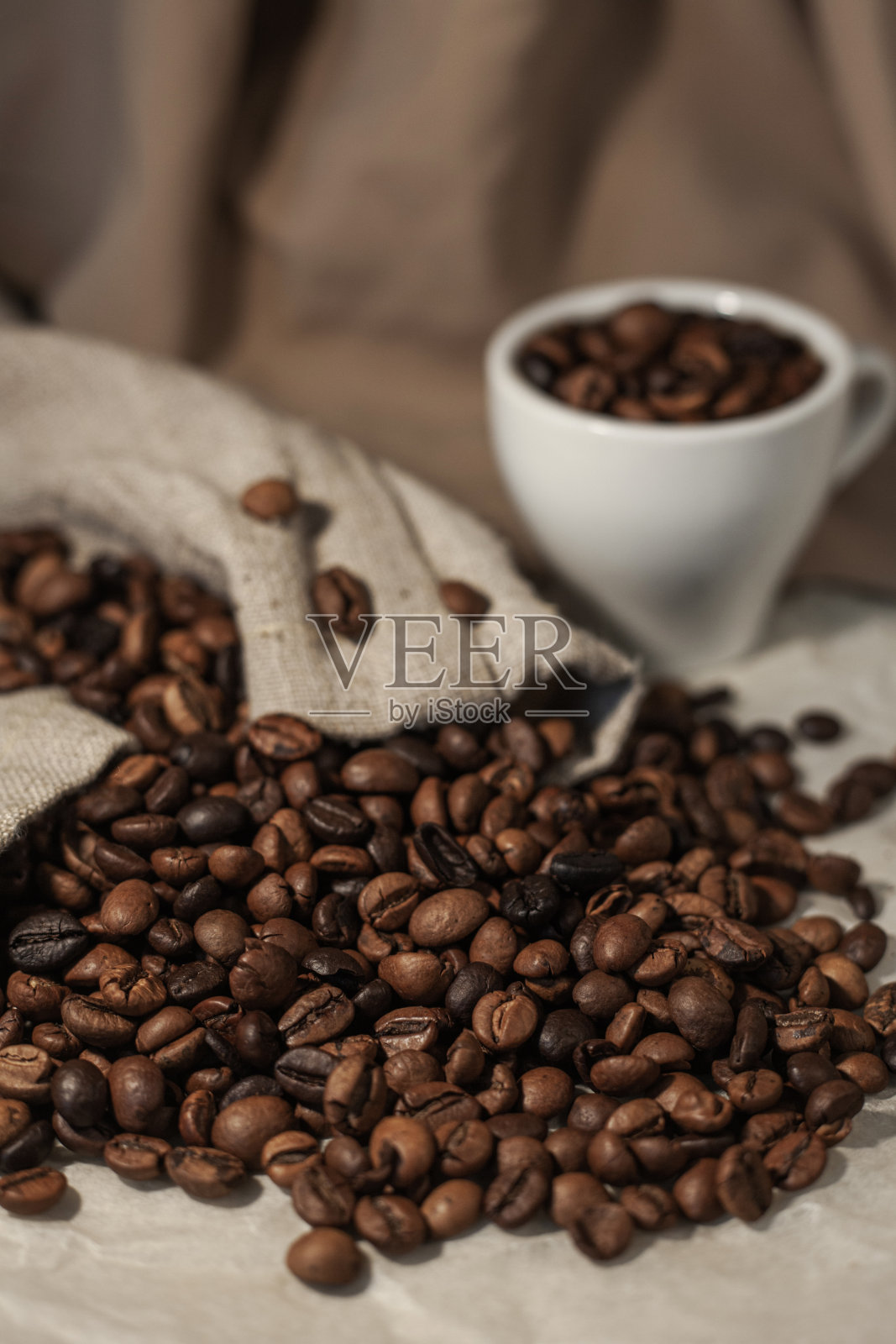 杯子里的咖啡豆，咖啡豆。咖啡豆照片摄影图片