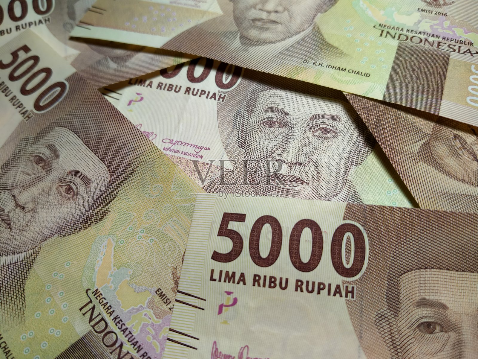 印尼货币，新系列印尼盾钞票。在印尼进行买卖交易的印尼盾货币。印尼货币。纸币。几张五千卢比的钞票。照片摄影图片