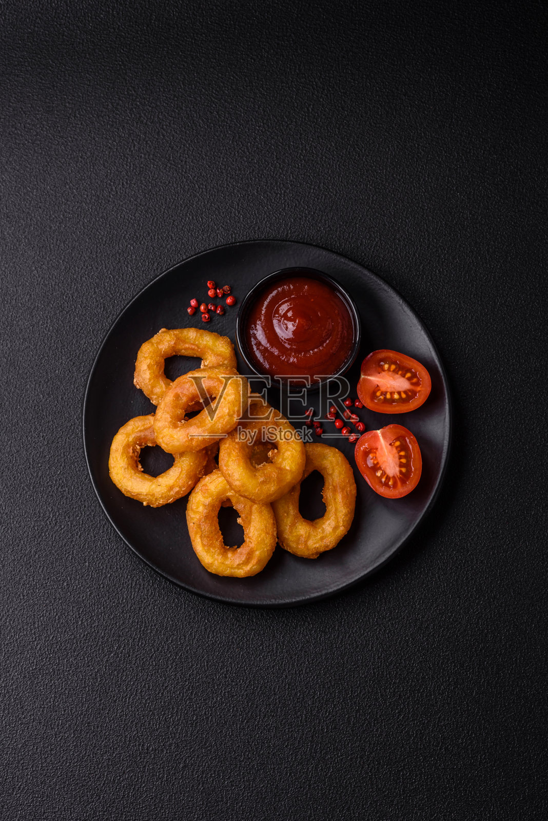 美味营养的鱿鱼或洋葱圈，用盐和香料油炸照片摄影图片