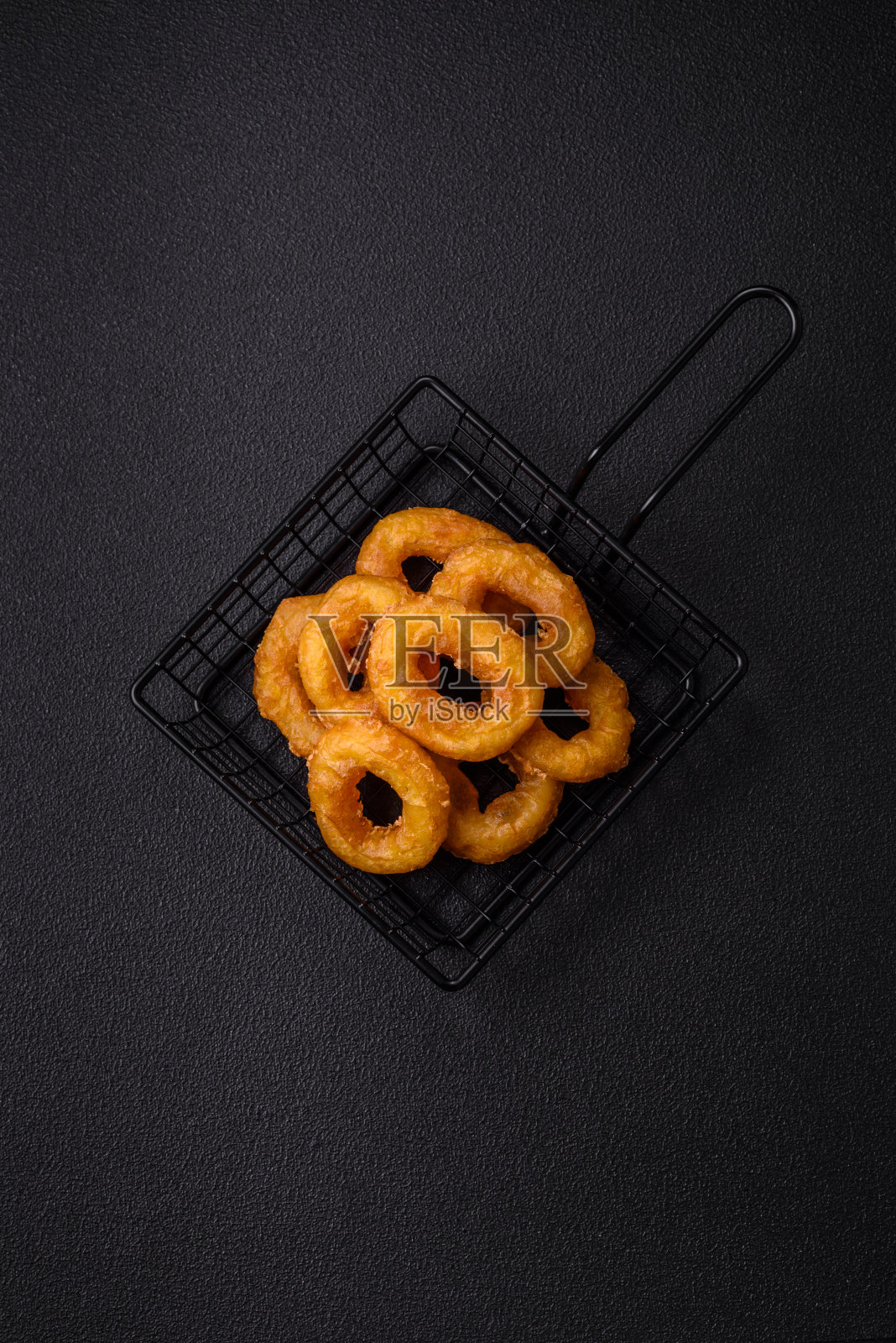 美味营养的鱿鱼或洋葱圈，用盐和香料油炸照片摄影图片