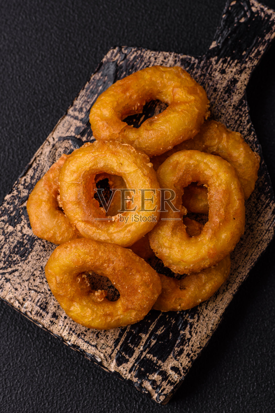 美味营养的鱿鱼或洋葱圈，用盐和香料油炸照片摄影图片