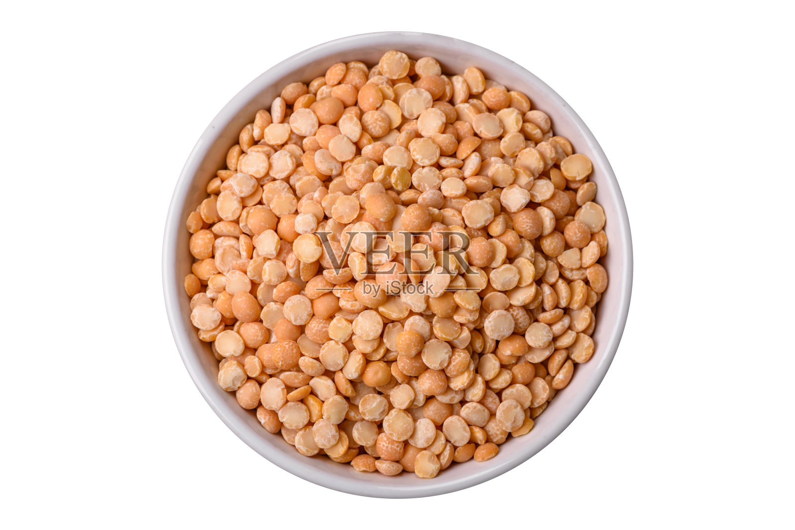 干豌豆粒分成两半，生的时候颜色是黄色的照片摄影图片