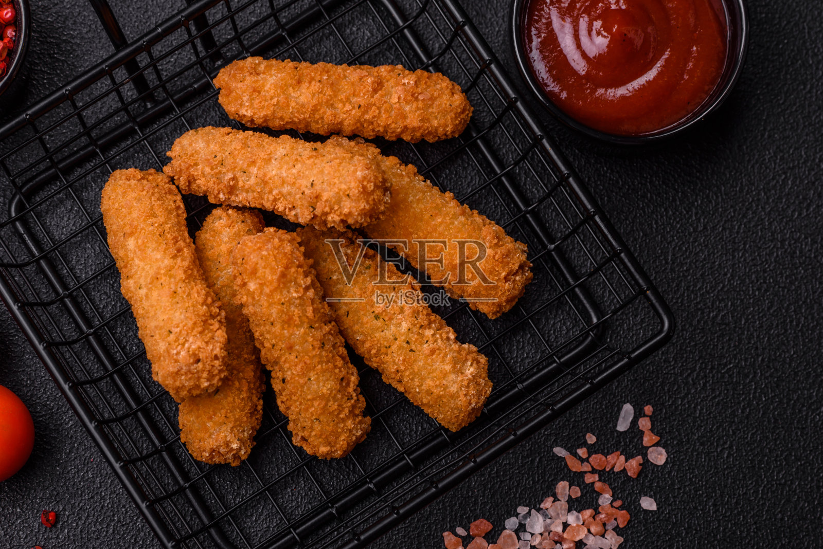 美味酥脆的芝士棒，配上马苏里拉奶酪、盐和香料，涂上面包屑，用油煎炸照片摄影图片