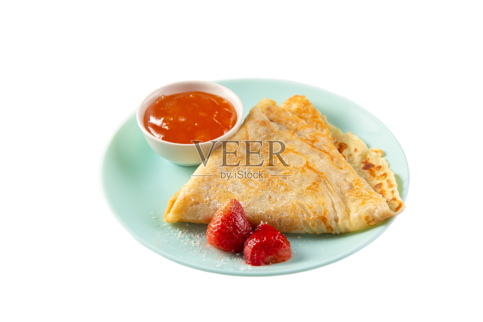 自制的三角形可丽饼，配上桃子果酱和草莓照片摄影图片