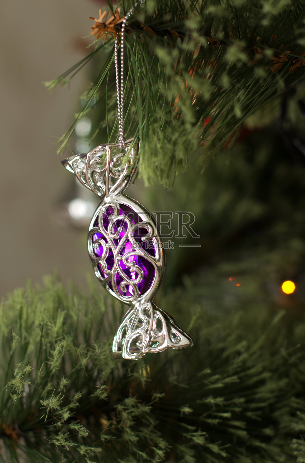 把贺岁玩具放在树枝上，收集贺岁玩具，算算贺岁玩具照片摄影图片