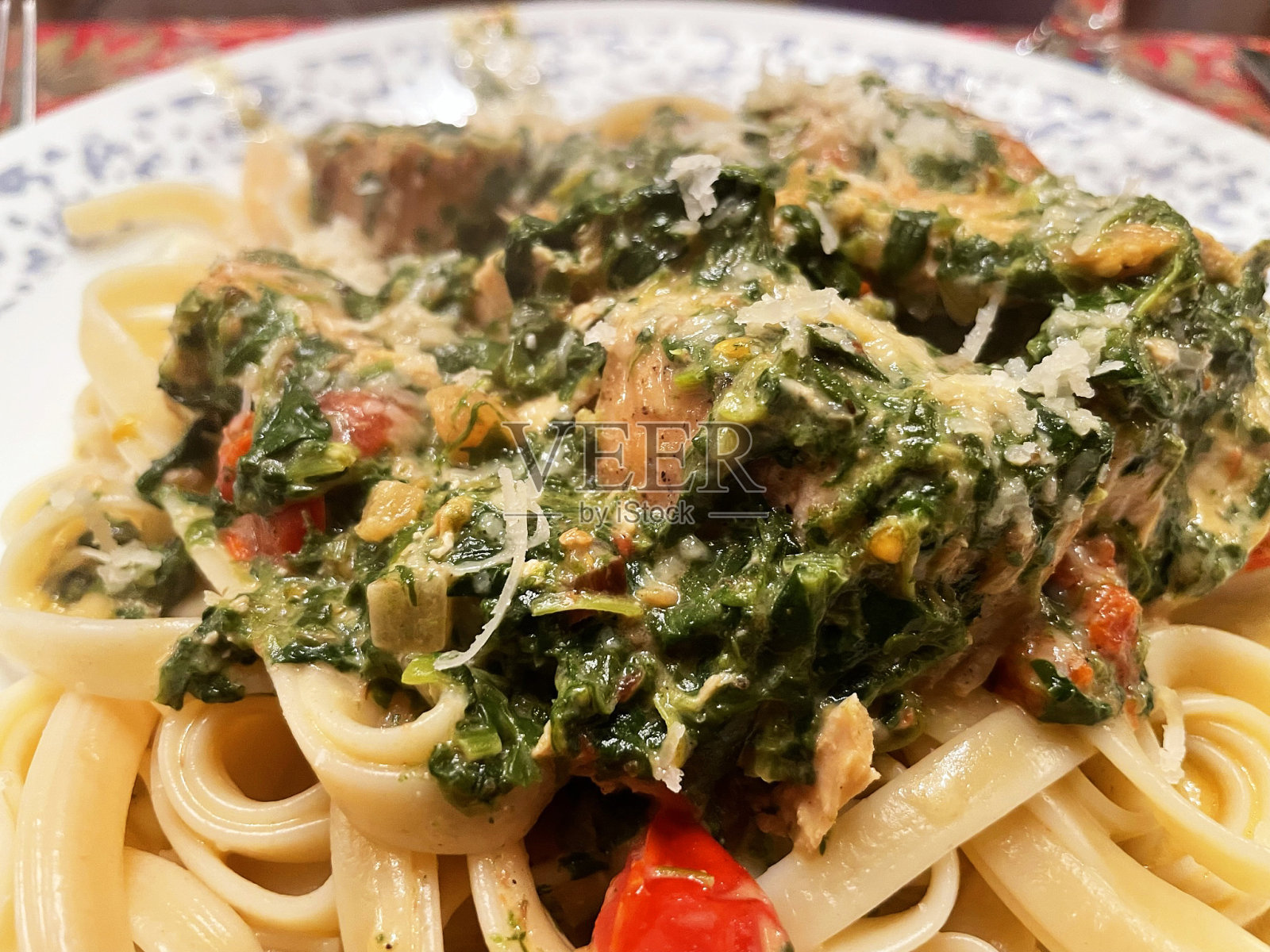 鸡烤制成脆皮的照片摄影图片