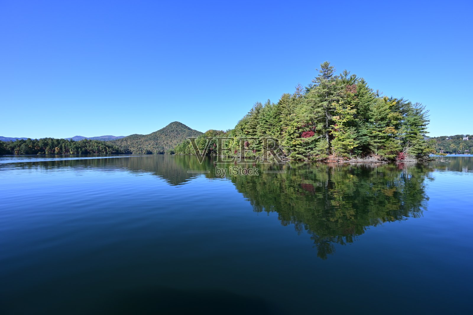 北卡罗莱纳州Santeetlah湖的秋天倒影。照片摄影图片