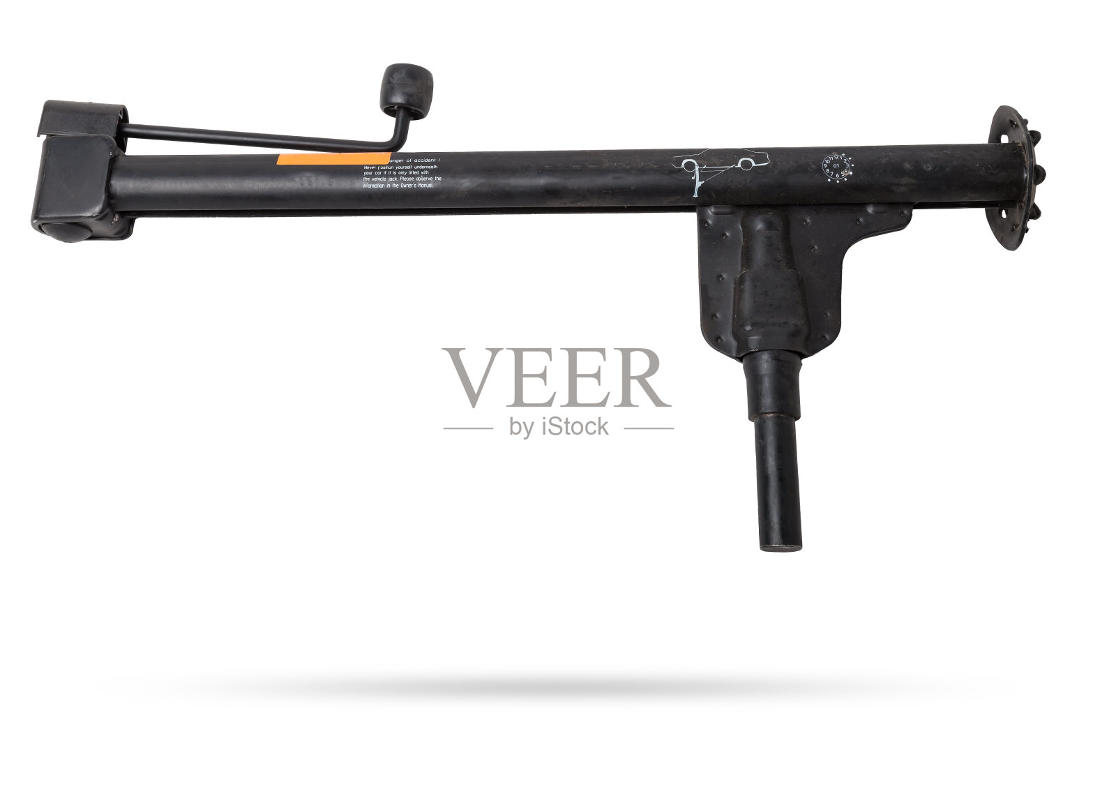 在汽车维修中，黑色金属千斤顶用于替换白色孤立背景上的汽车车轮。设备在后备箱和车库里。照片摄影图片