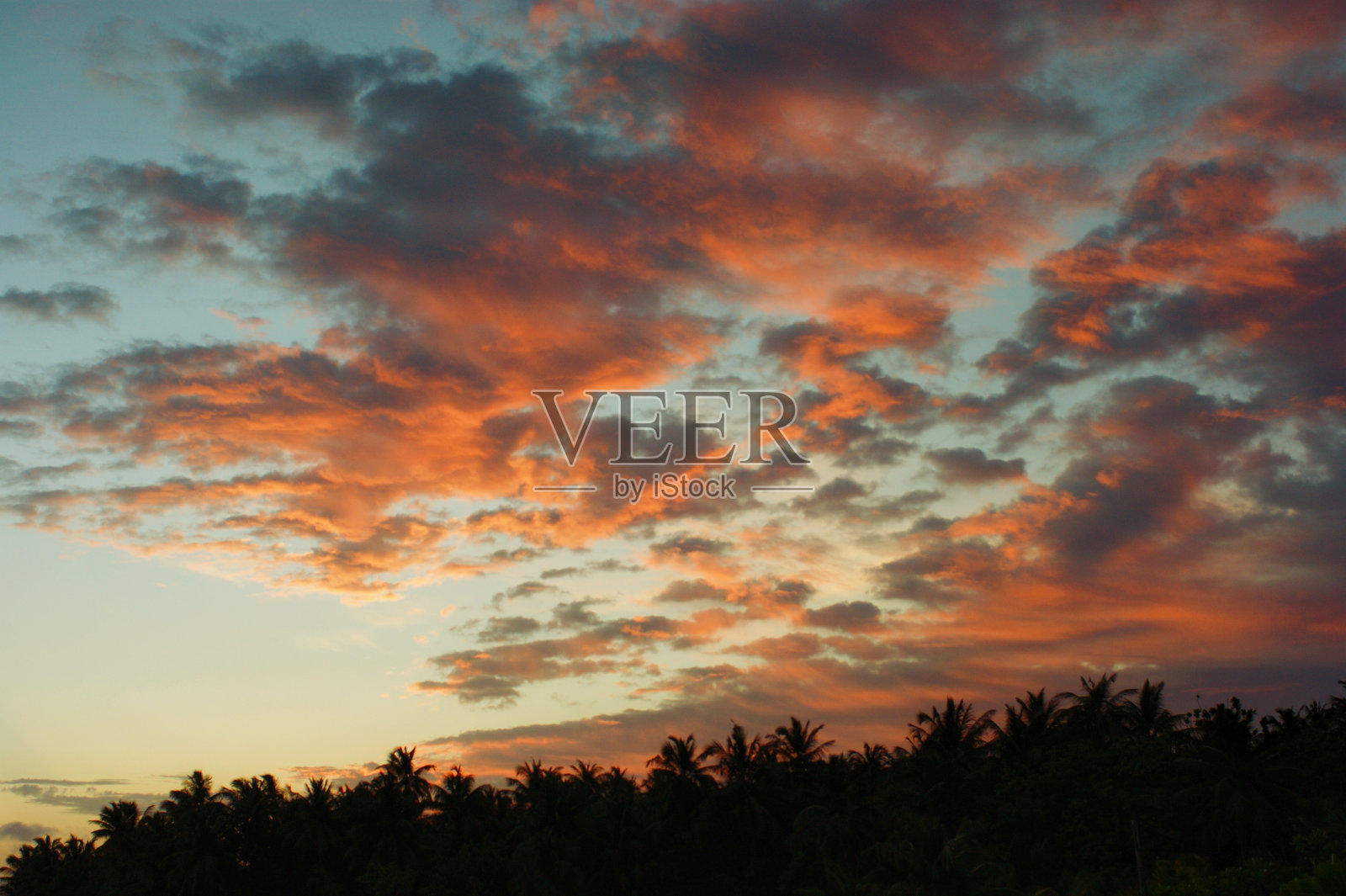 马尔代夫岛上风景如画的日落照片摄影图片