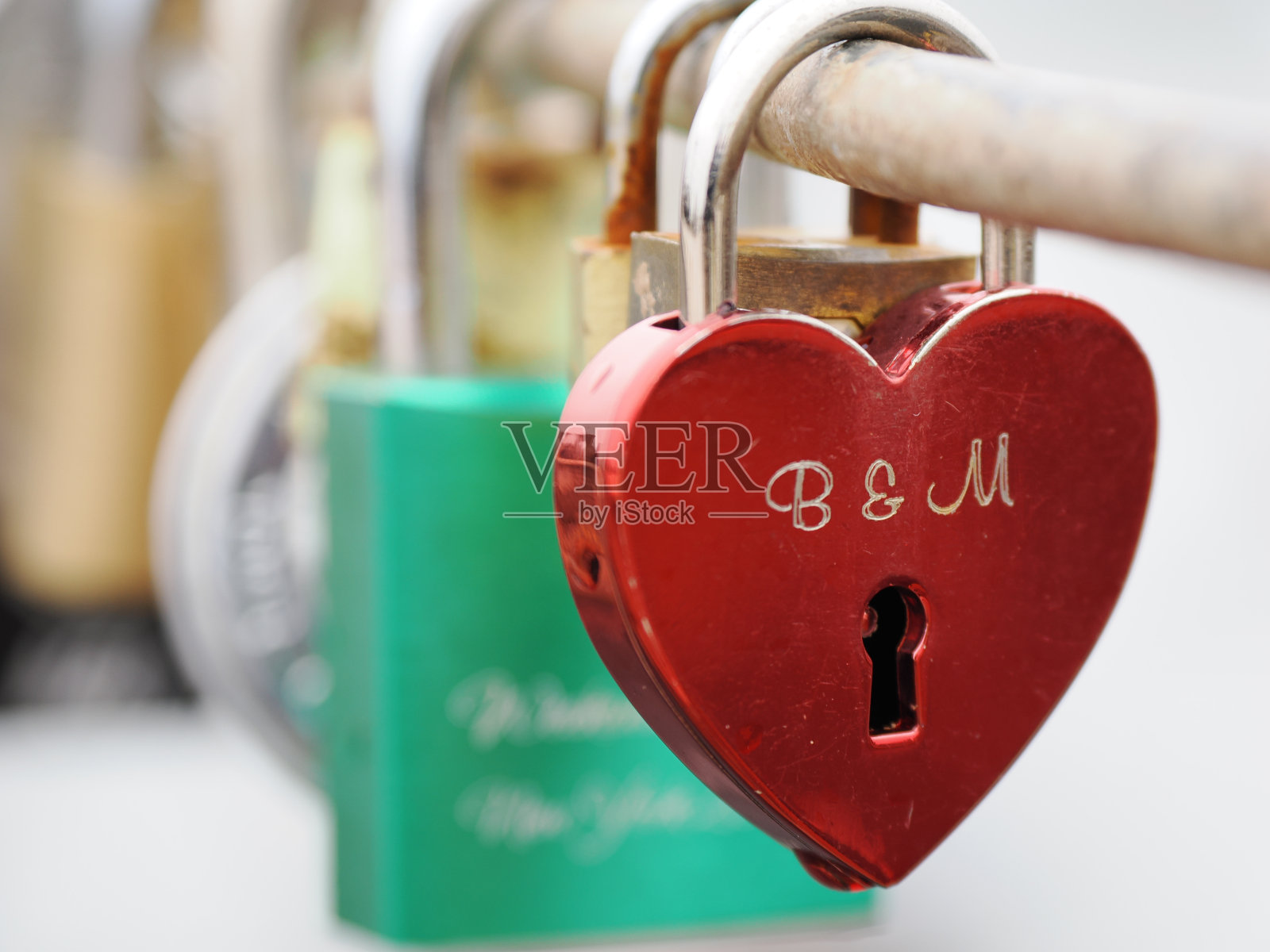 布鲁克林大桥上有多个挂锁。照片摄影图片