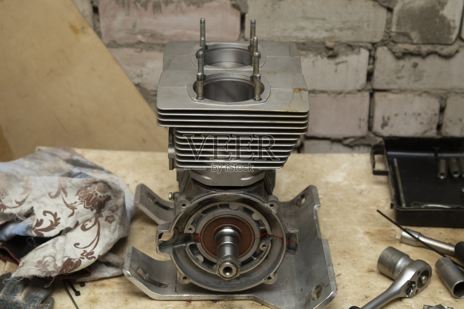 雪上汽车修理。照片摄影图片