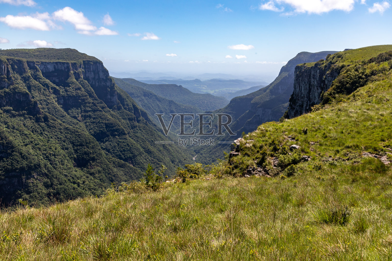 环绕福塔莱萨峡谷的小径照片摄影图片