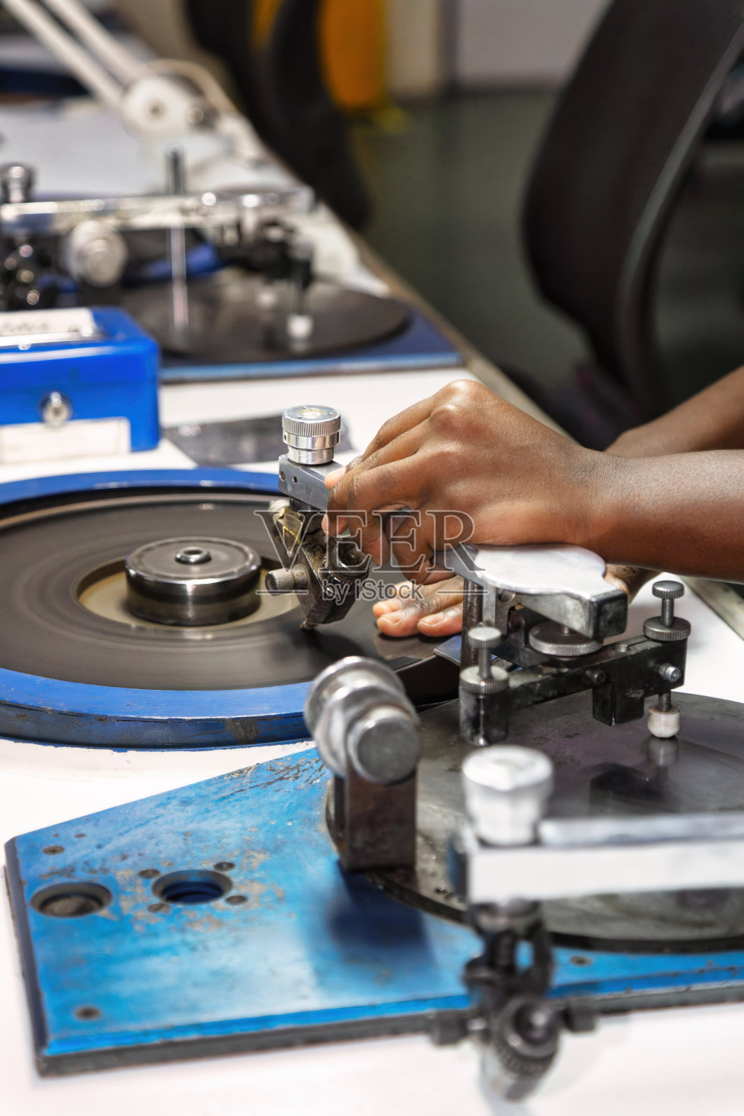 钻石抛光厂的钻石抛光工在车轮上工作照片摄影图片