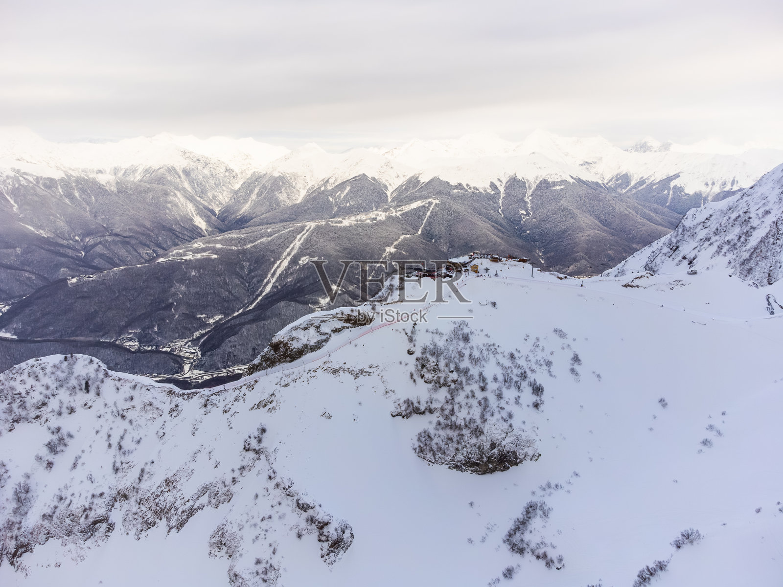 Krasnaya Polyana滑雪胜地和雪山景观的景色照片摄影图片