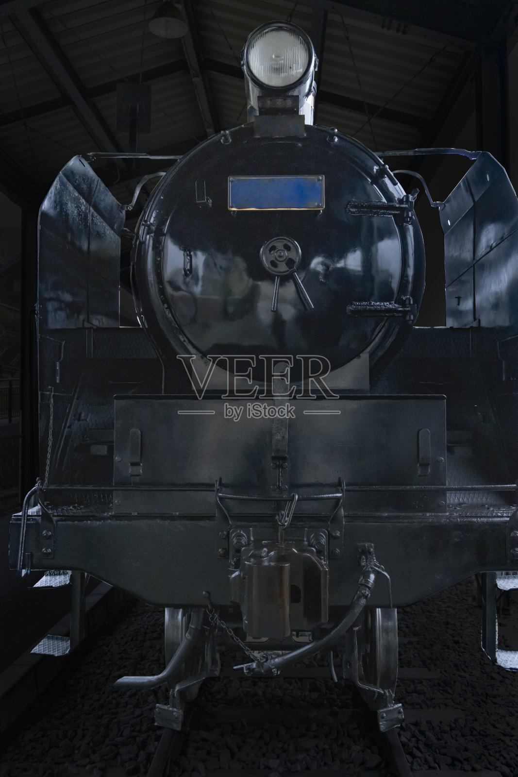 由黑色金属部件制成的耐用蒸汽机车照片摄影图片