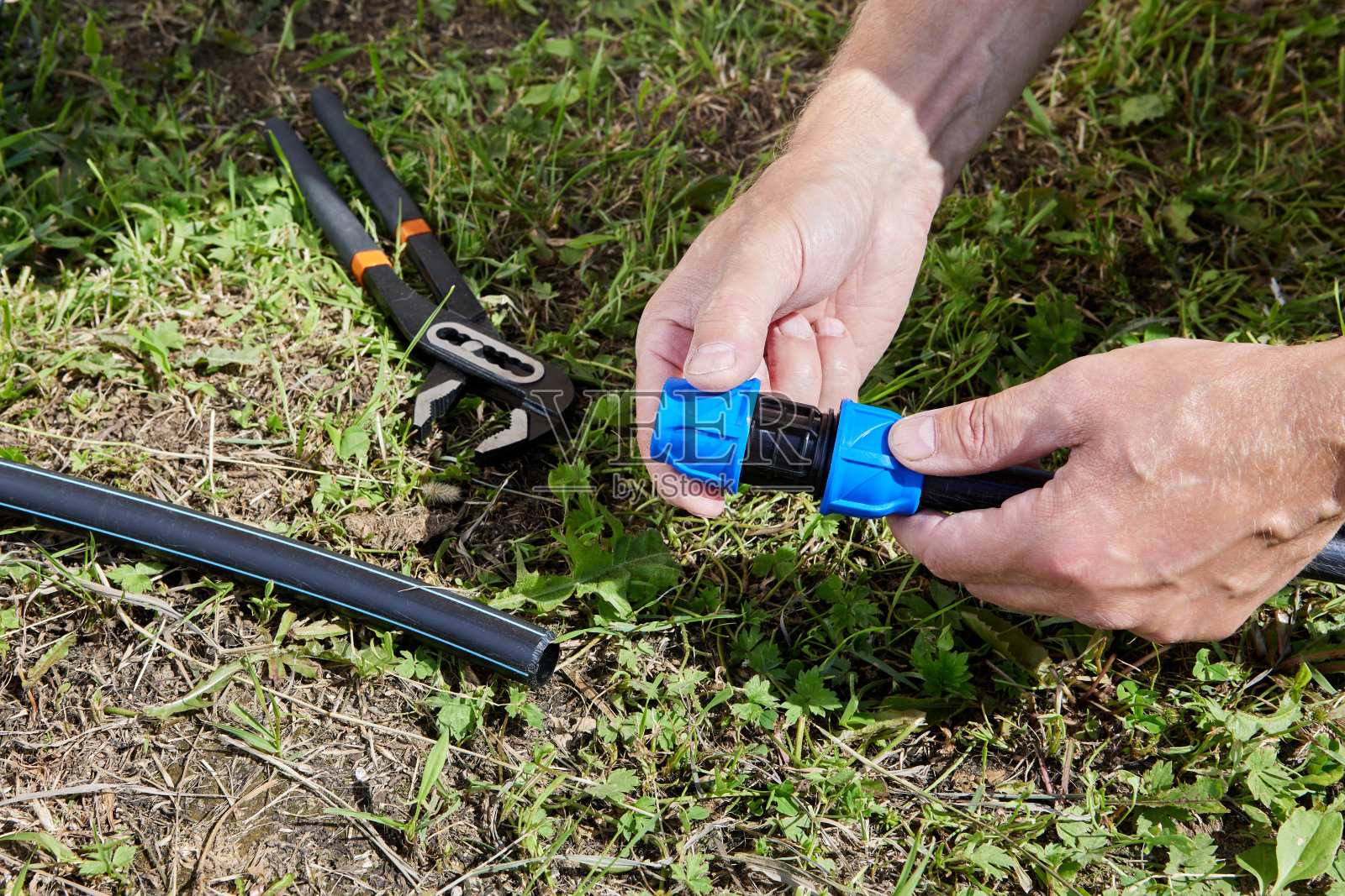 HDPE管道安装供水系统，两部分供水通过螺纹上带压缩卡箍的联轴器连接。照片摄影图片